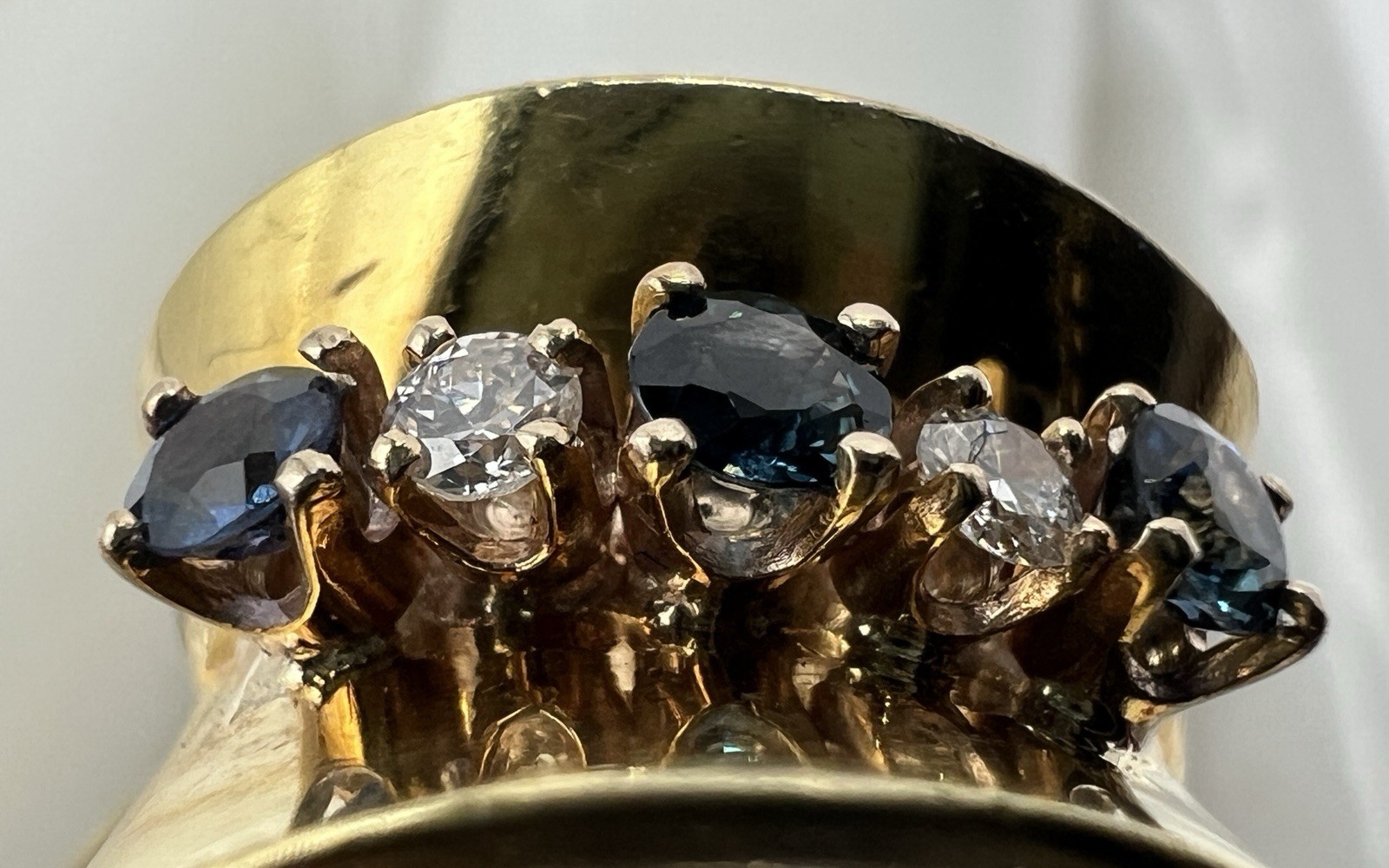 Unusual 18K Solid Yellow Gold Custom Designed Diamond & Sapphire Ring 10.7 Grams