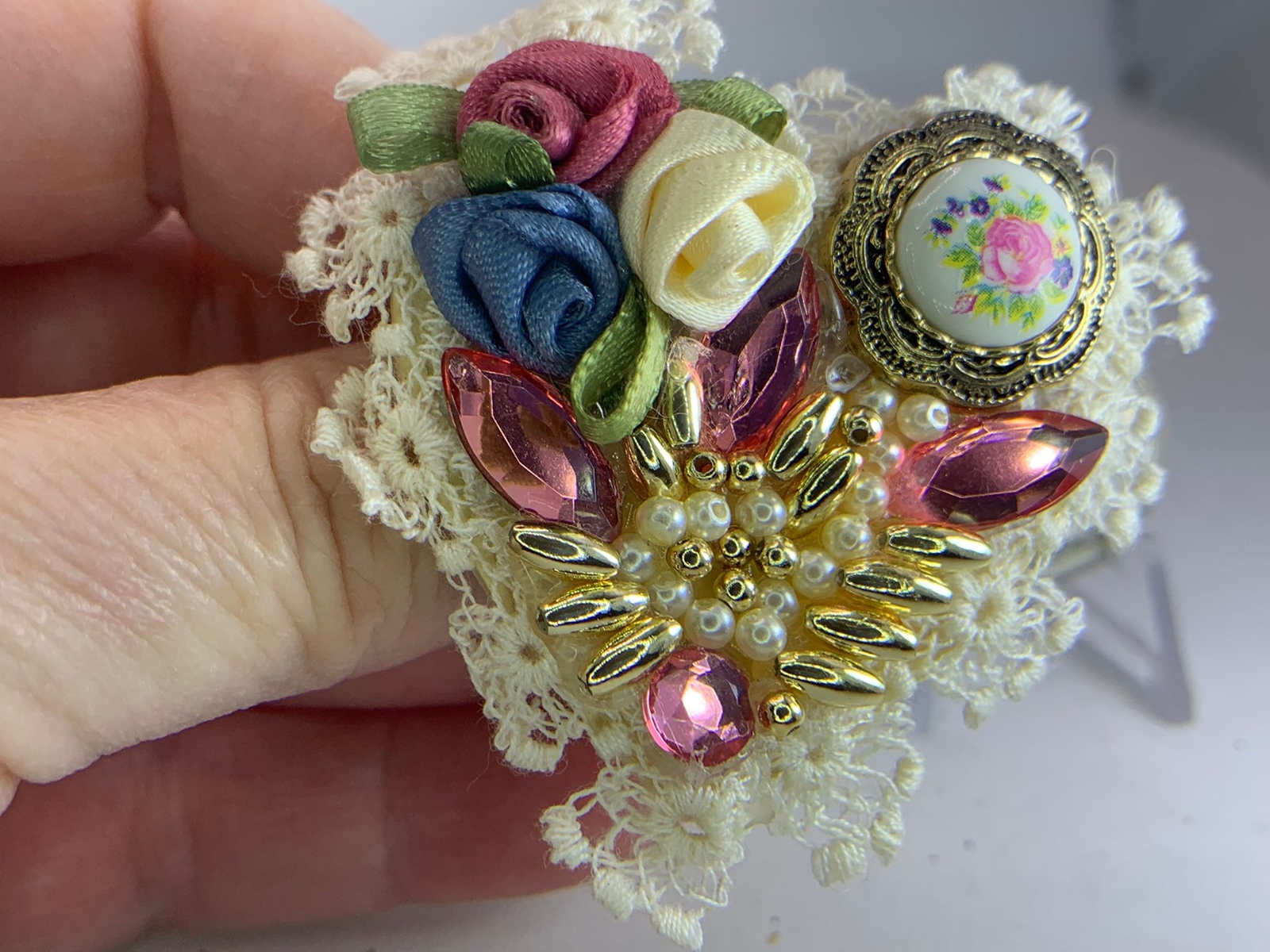 Valentine Heart Handcrafted Vintage Wood Beads Fabric Lace Brooch Pin M-0047