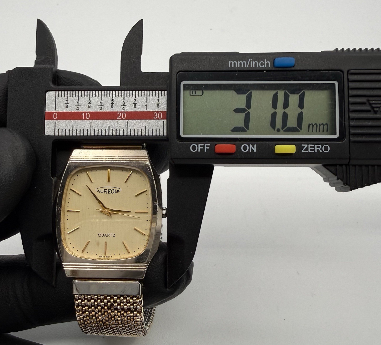 Aureole Quartz Gold Dial Wristwatch
