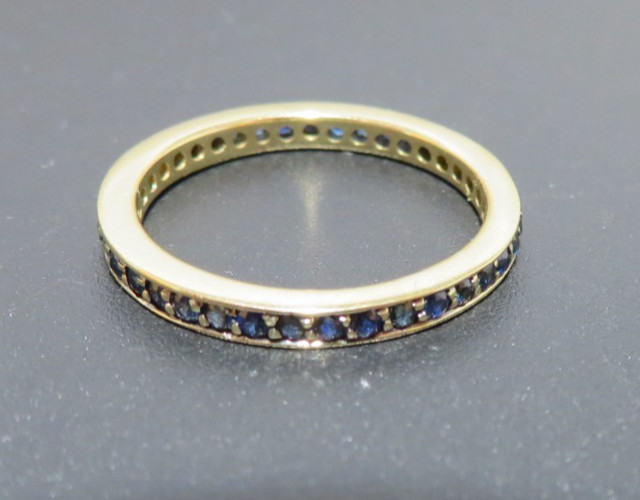 18K YG LADIES BLUE SAPPHIRE ETERNITY BAND RING SIZE 6.5 2.52 grams (G135509)