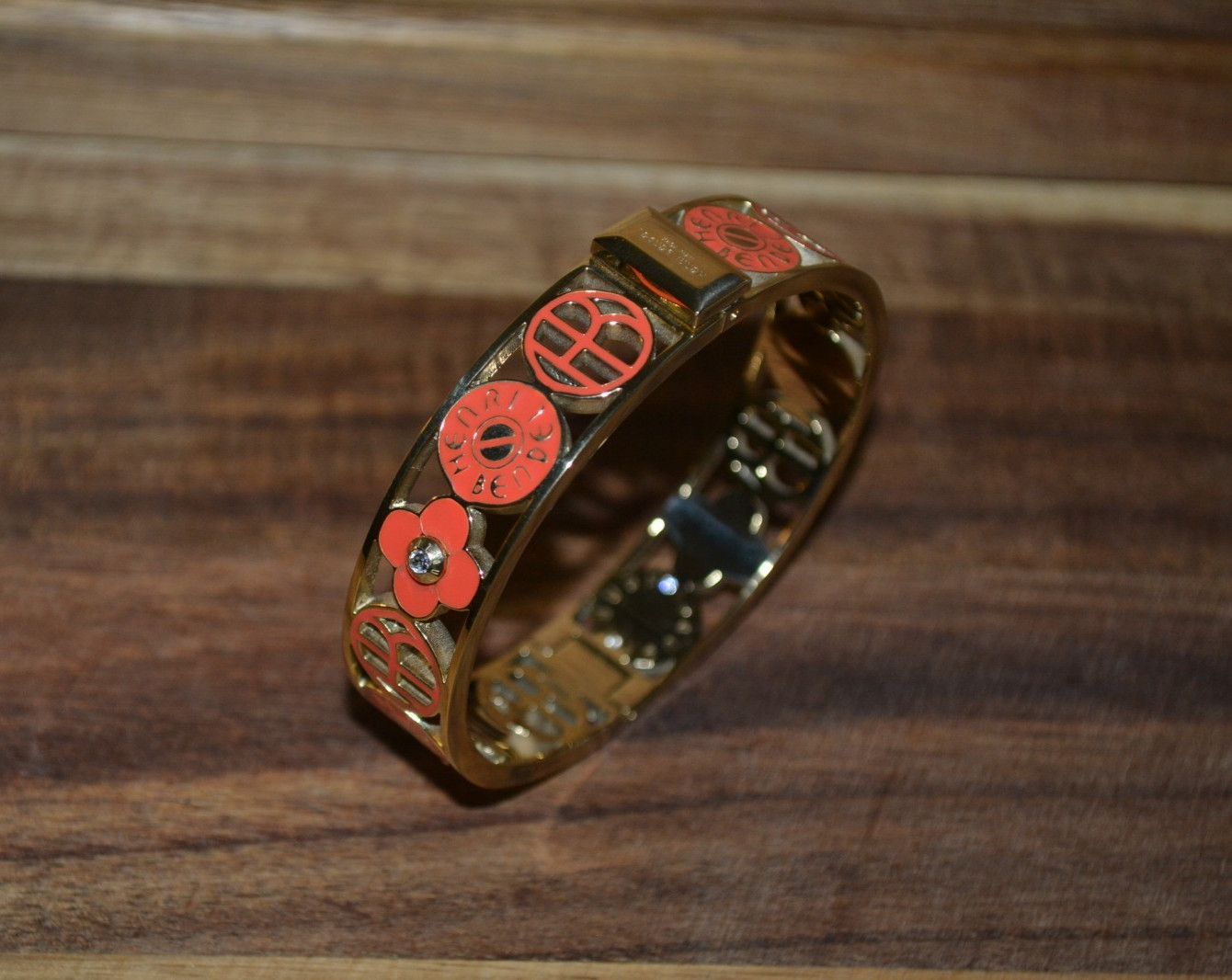HENRI BENDEL CUTOUT BANGLE