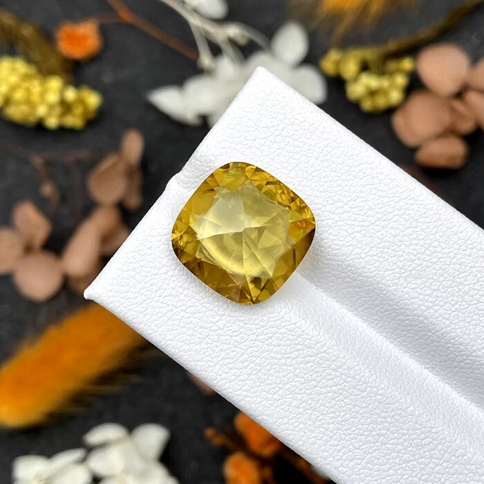 Yellow Sphene 8.86ct – 14mm (SH1214)) Natural Loose Gemstone