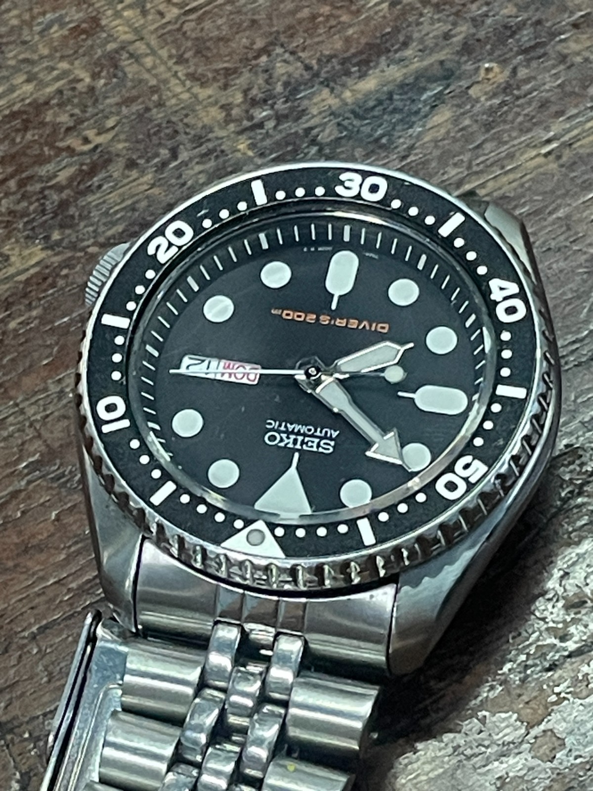 Seiko Men’s Black Watch – SKX007