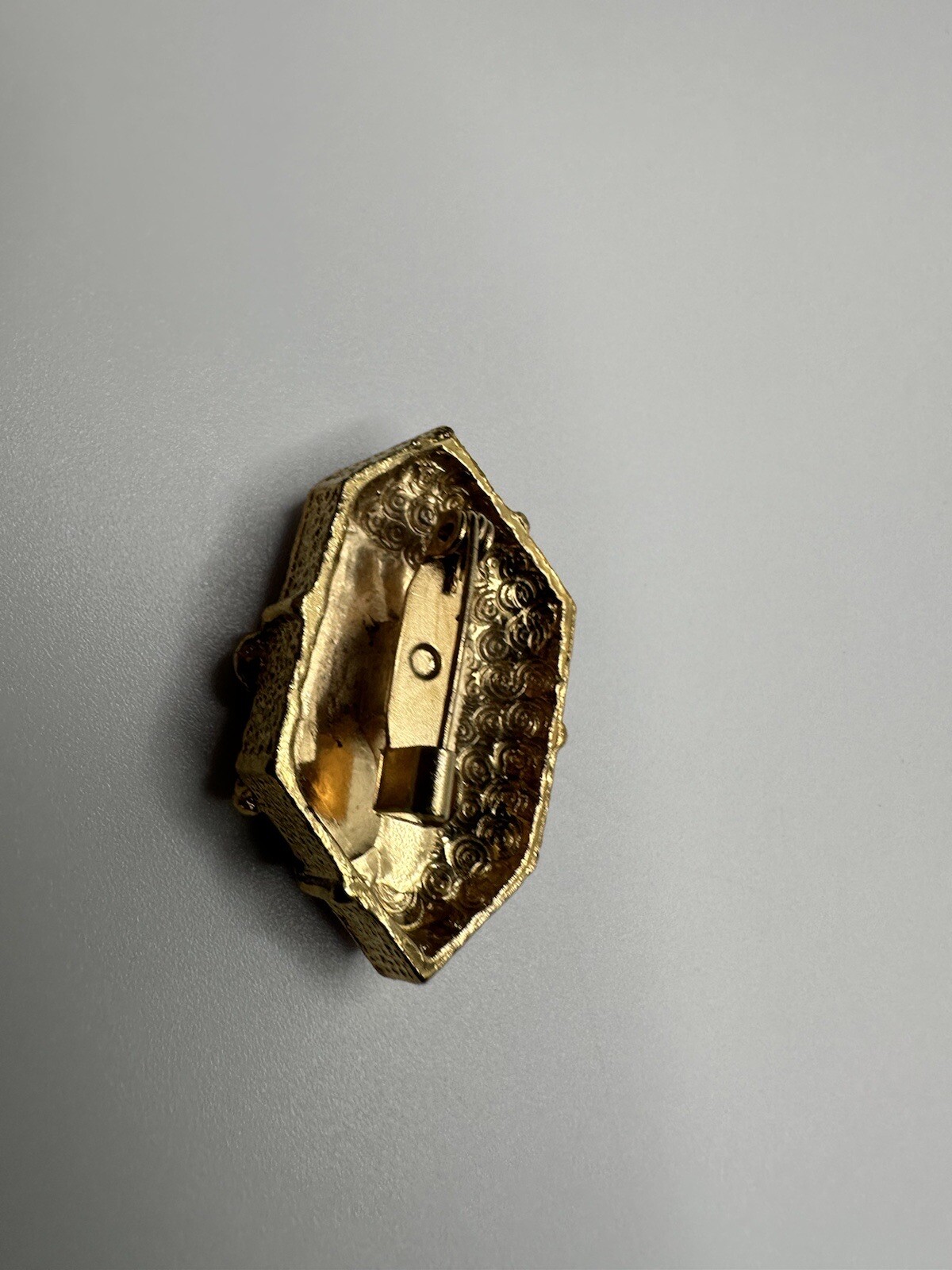 Vintage Gold Red Enamel Present Brooch Pin 3.6cm JB17