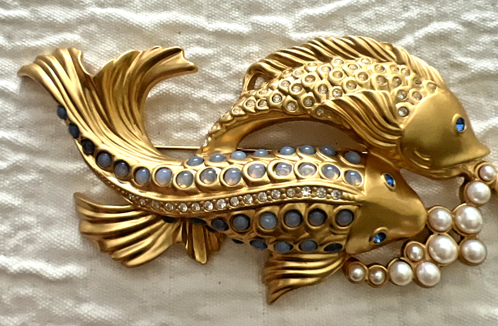 VTG. SIGNED 1990’S AVON ELIZABETH TAYLOR SHIMMERING SEA KOI FISH BROOCH