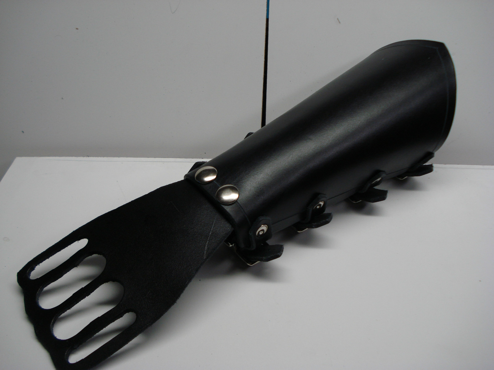 UNISEX PAIN LEATHER GAUNTLETS AND FIST. THRASH METAL…(MDLUG0272)….OVERDOSE’S
