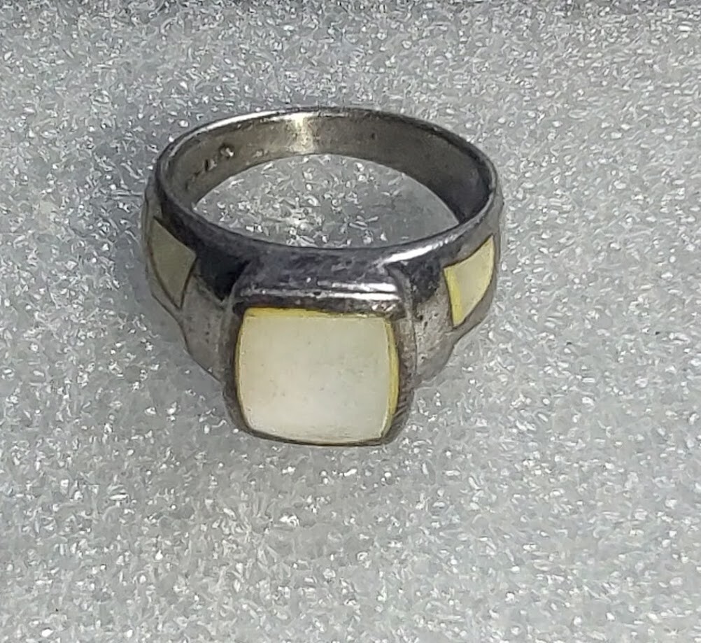 Mother Of Pearl Real Solid 925 Sterling Silver Ring size 6 1/4 ((365))