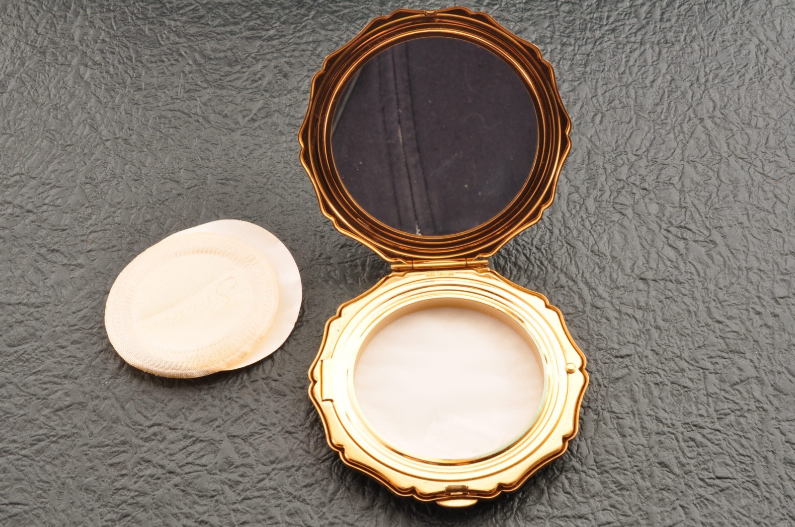 Near mint, England brand “Wedgwood” powder compact and LIP VIEW blue and blue.