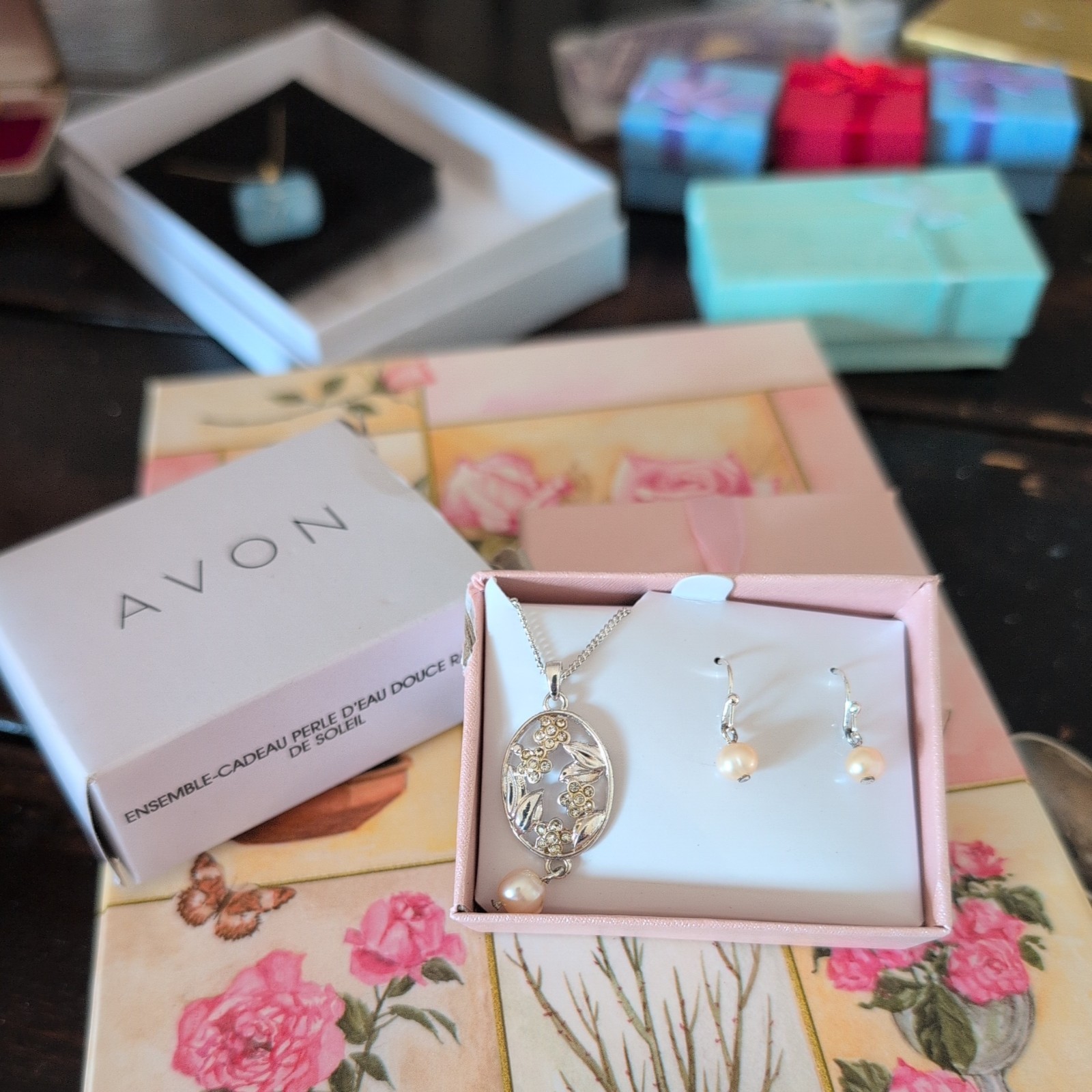 AVON Sweet Sunshine FRESHWATER PEARL Gift Set. Pierced. PINK. Women/Juniors NEW