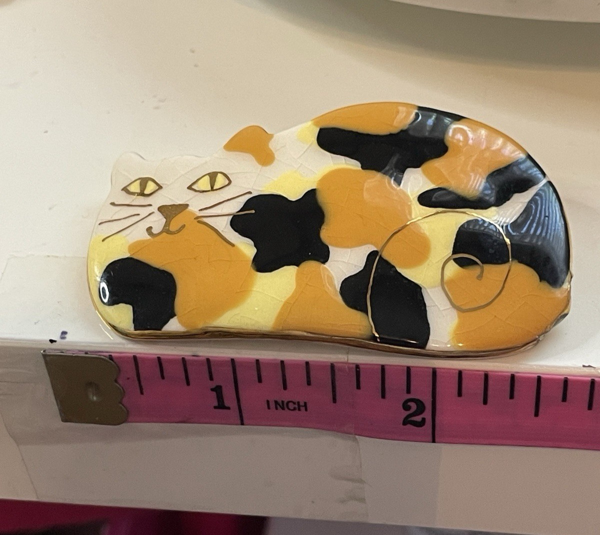Vtg Ceramic Enamel Brooch Calico Cat Kitty Pin Sitting Laying Costume Jewelry