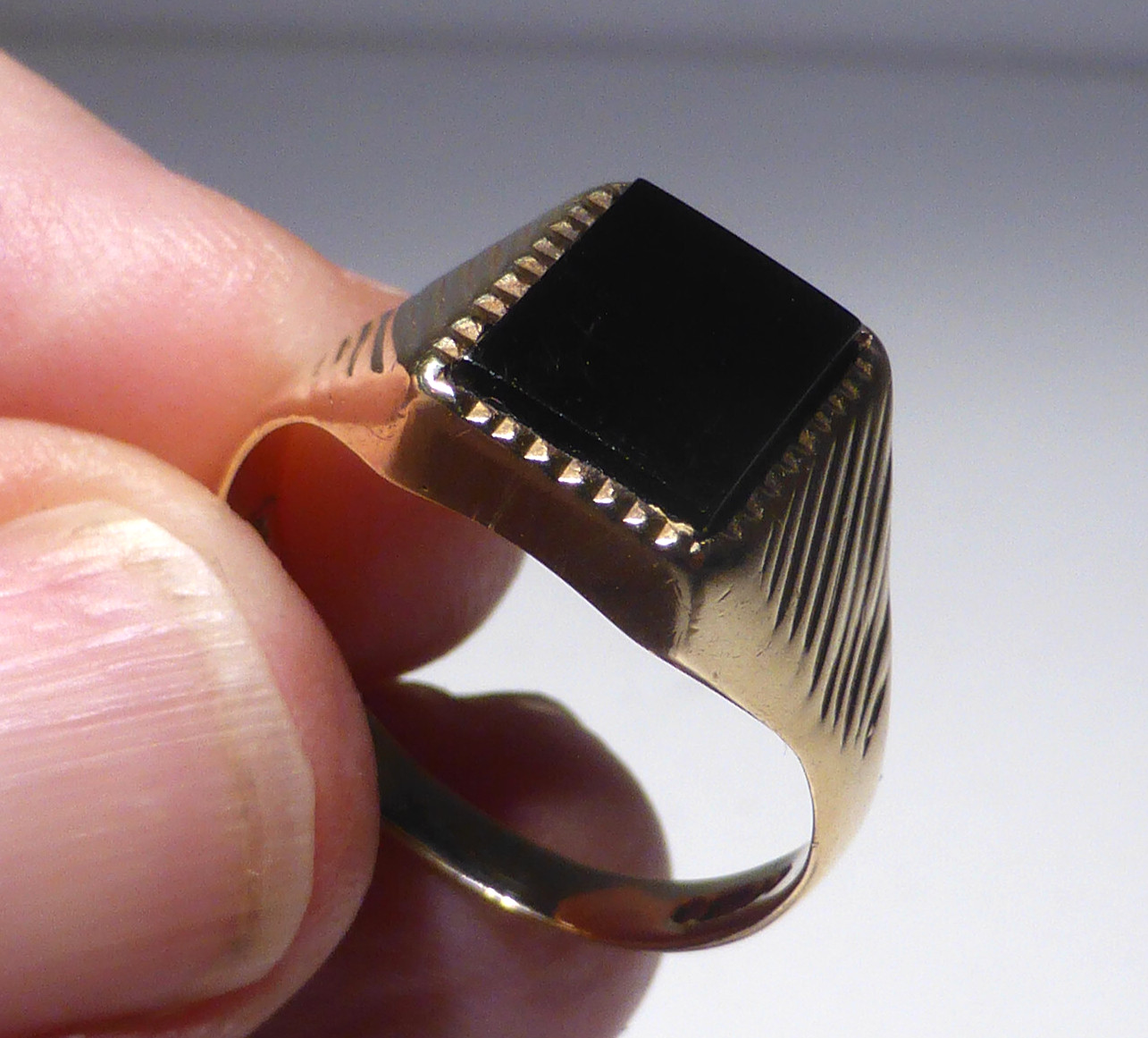 9ct Gold Signet Ring Jet UK Hallmark 1969 AJ Size T 1/2 Boxed