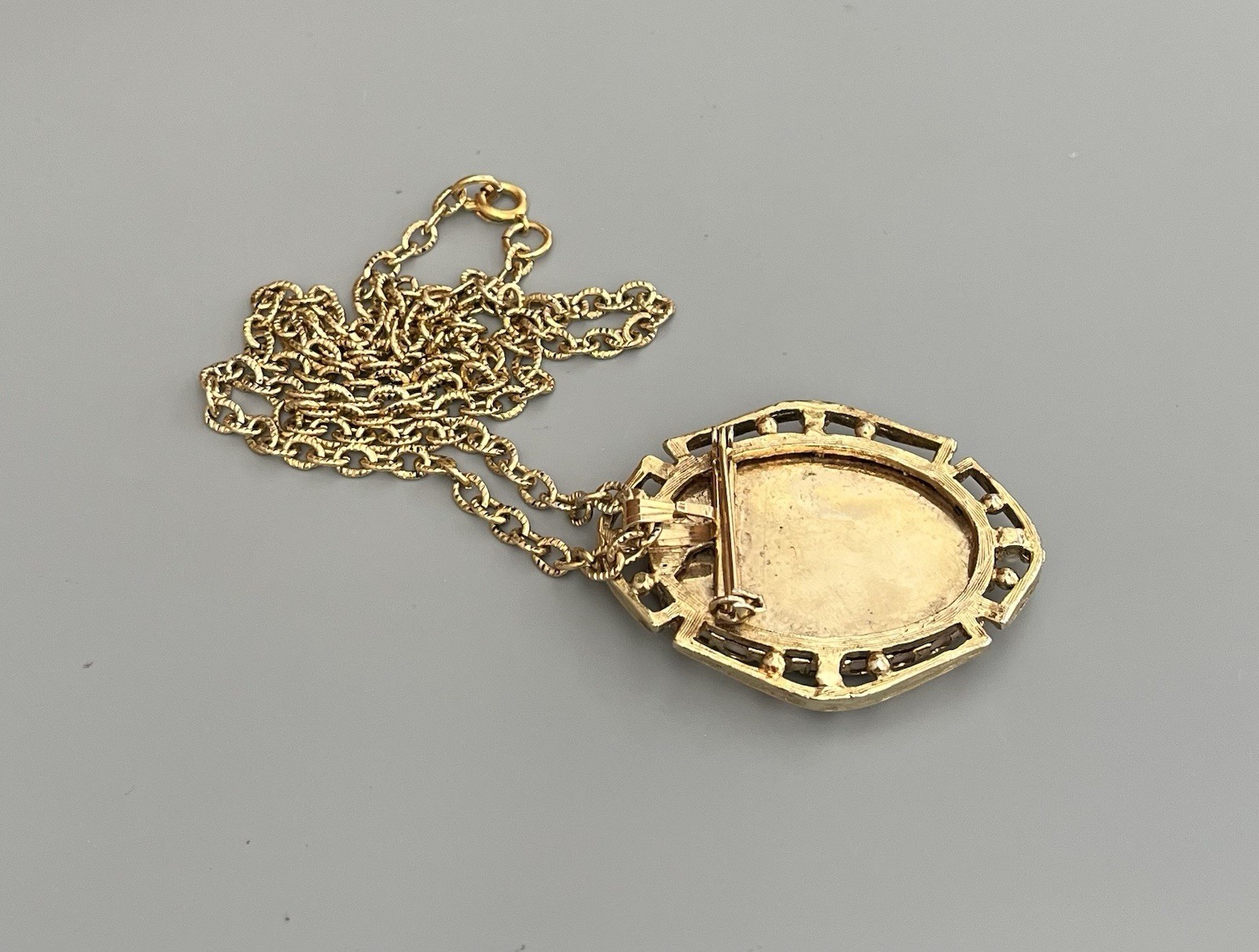 VTG Hand Painted Porcelain Daisy Cameo Brooch Pendant Necklace Gold Tone Oval 2”