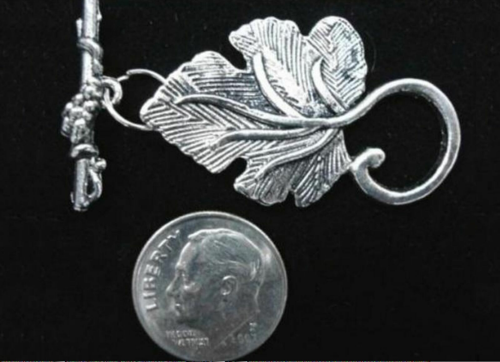 Grape leaf clasp antique silver plated zinc toggle clasp 2 piece set FPC073