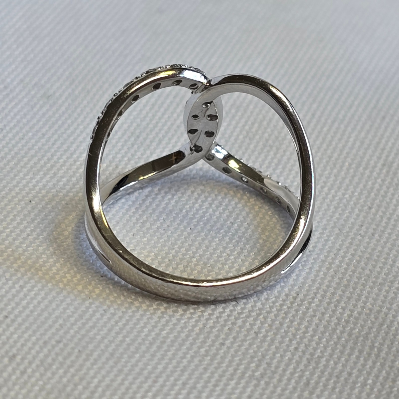 Sterling Silver Ring 3.17g Fine Jewelry Size 8 Band Clear Stones *READ*