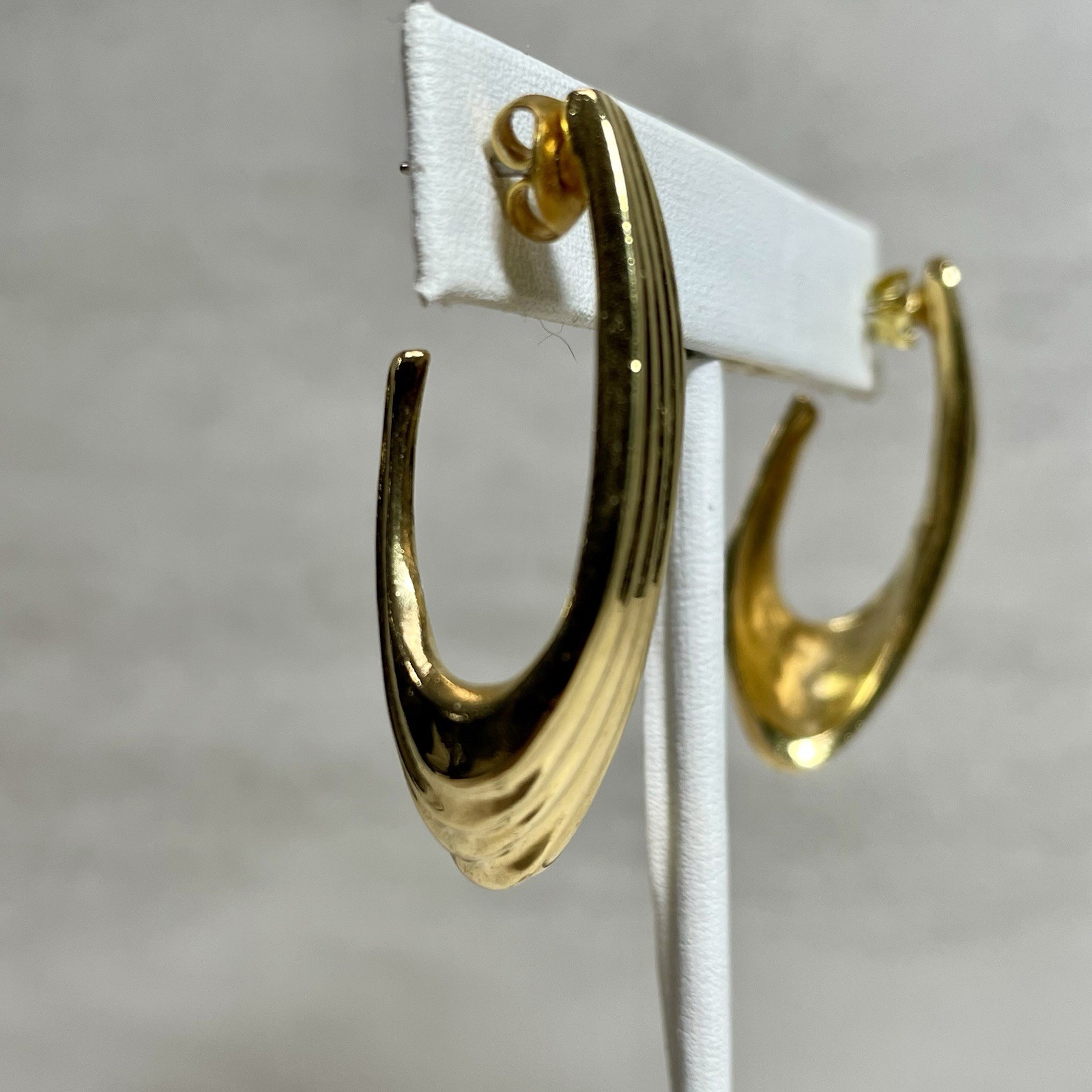 Vintage Trifari Gold Tone Ribbon Twist Hoop Earrings Modernist Signed Chunky 2”