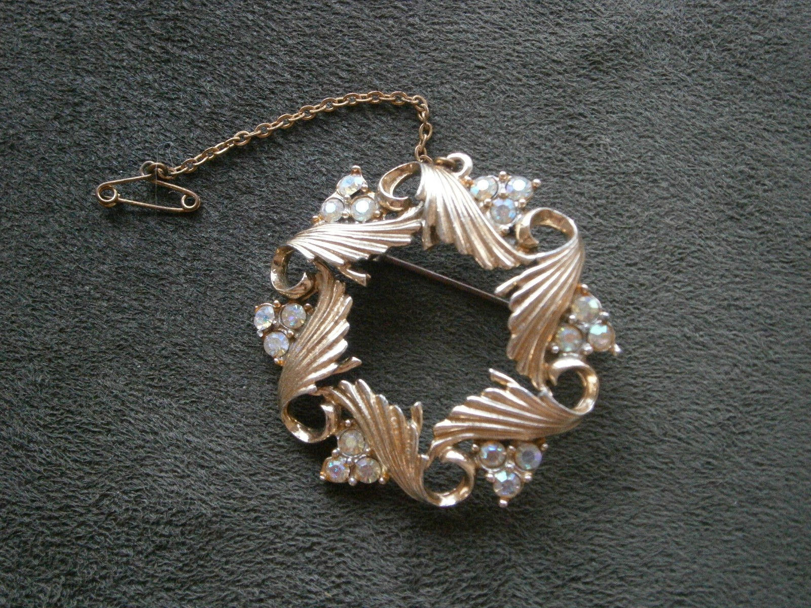 AB Rhinestone Leaf Wreath with Safety Chain Vintage Goldtone Brooch 13.0g
