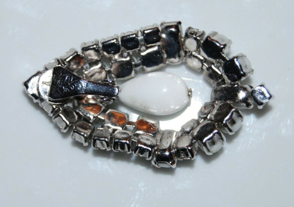ELEGANT VTG RHINESTONE COUTURE WHITE CABOCHONS RHINESTONES DANGLE CLIP EARRINGS