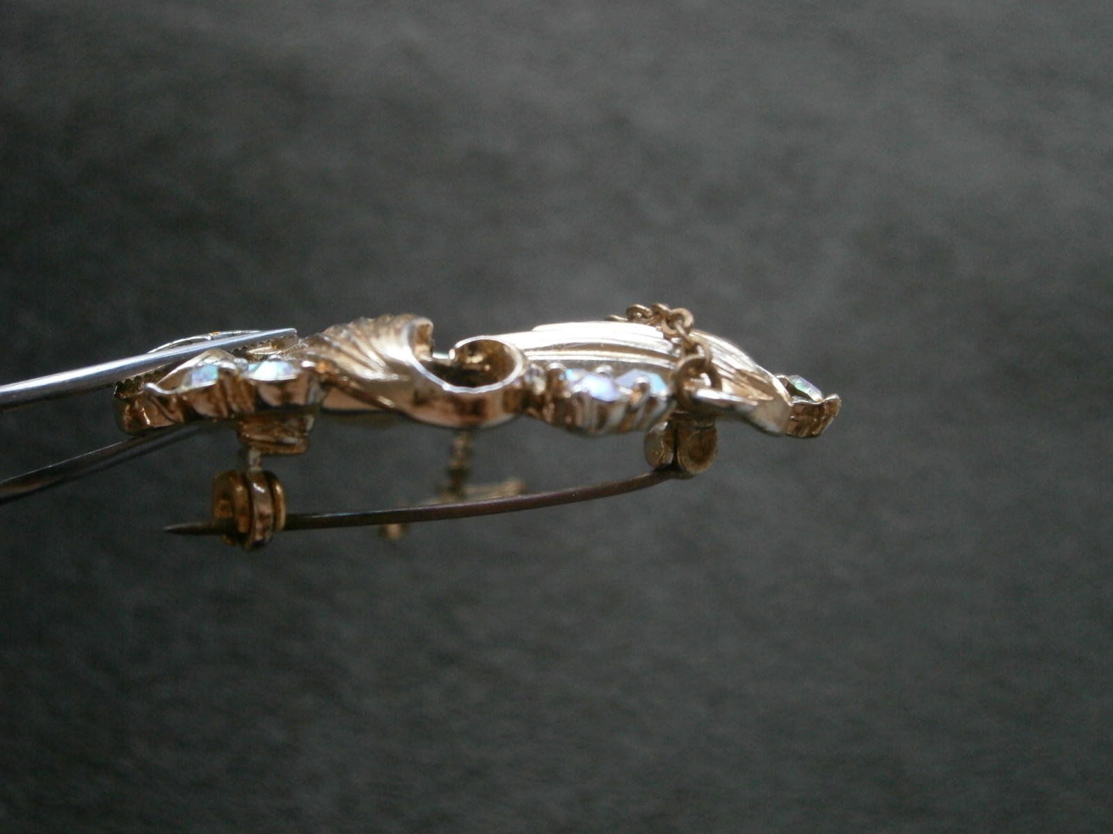 AB Rhinestone Leaf Wreath with Safety Chain Vintage Goldtone Brooch 13.0g