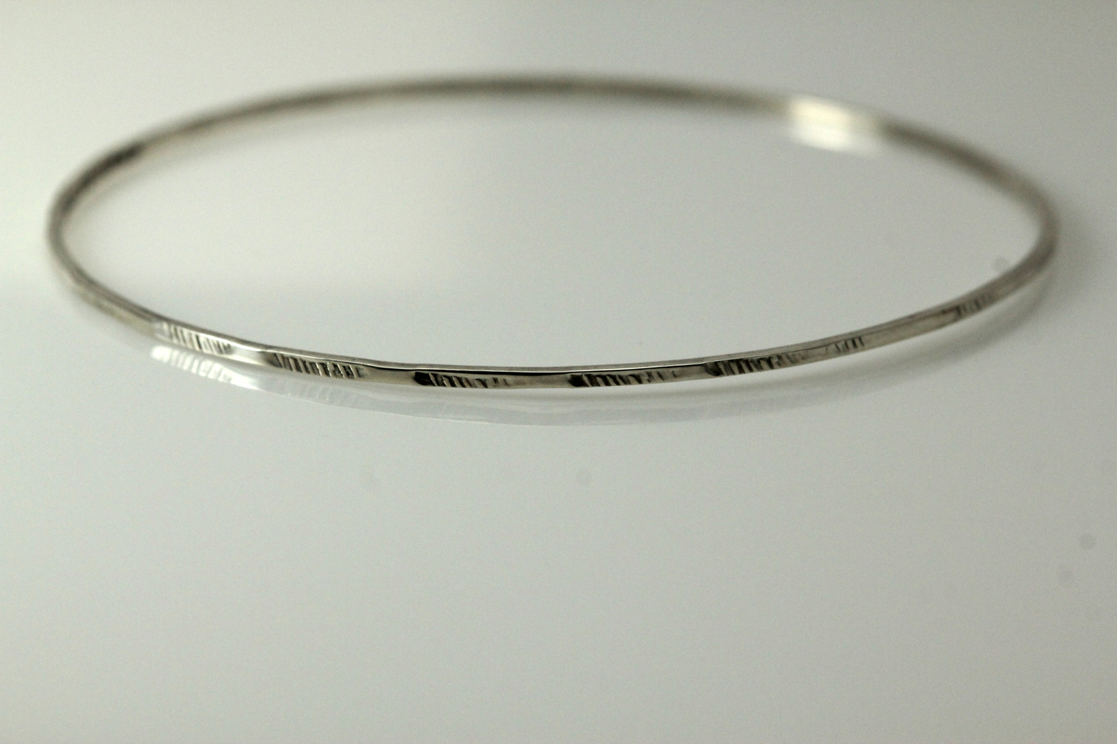 925 Sterling Silver 1.2mm Round Textured 7.75″ Bangle Bracelet 2.7grams (BR2977)
