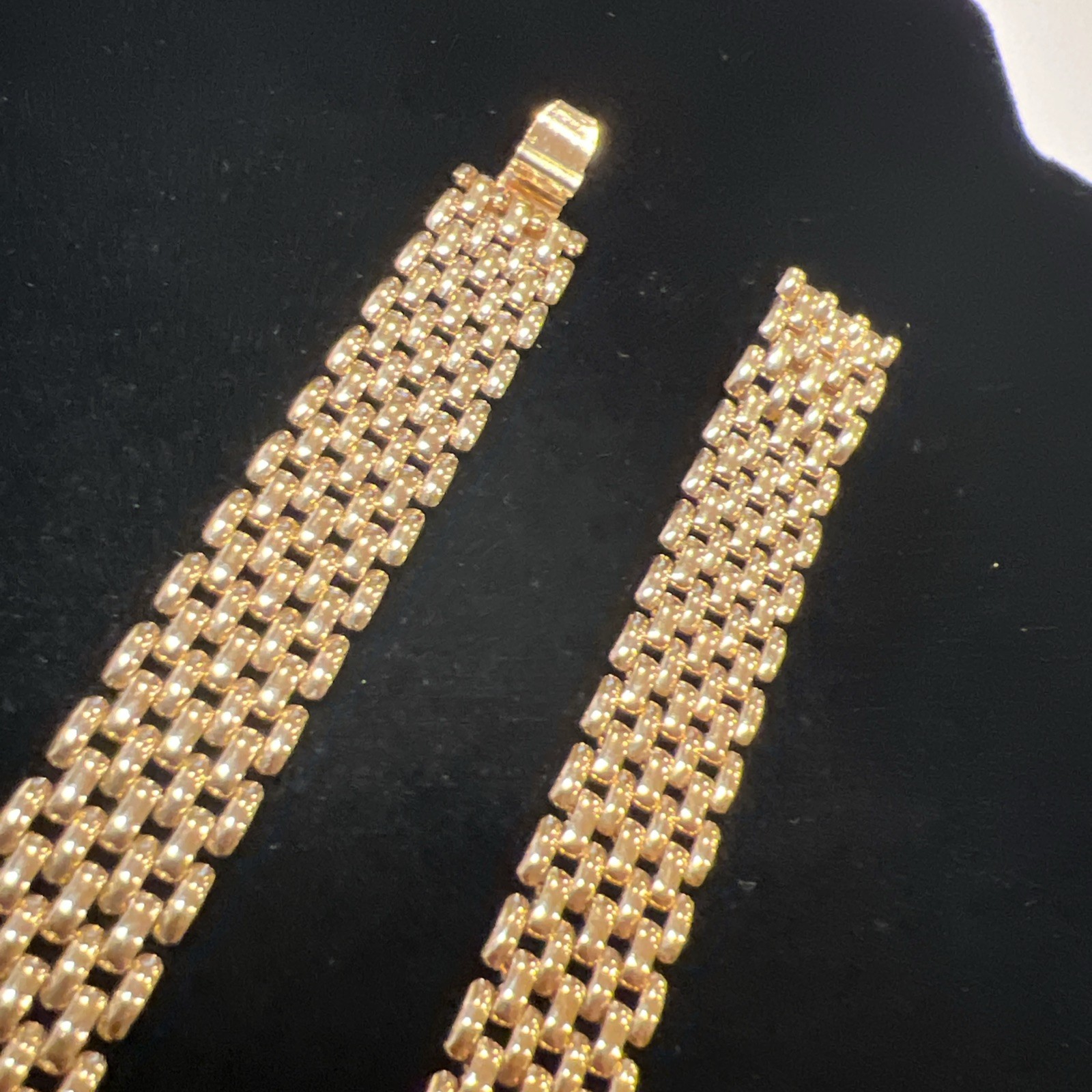AVON Brick Chain Design V Shape Pave Rhinestone Push Lock Gold Tone 18”Necklace