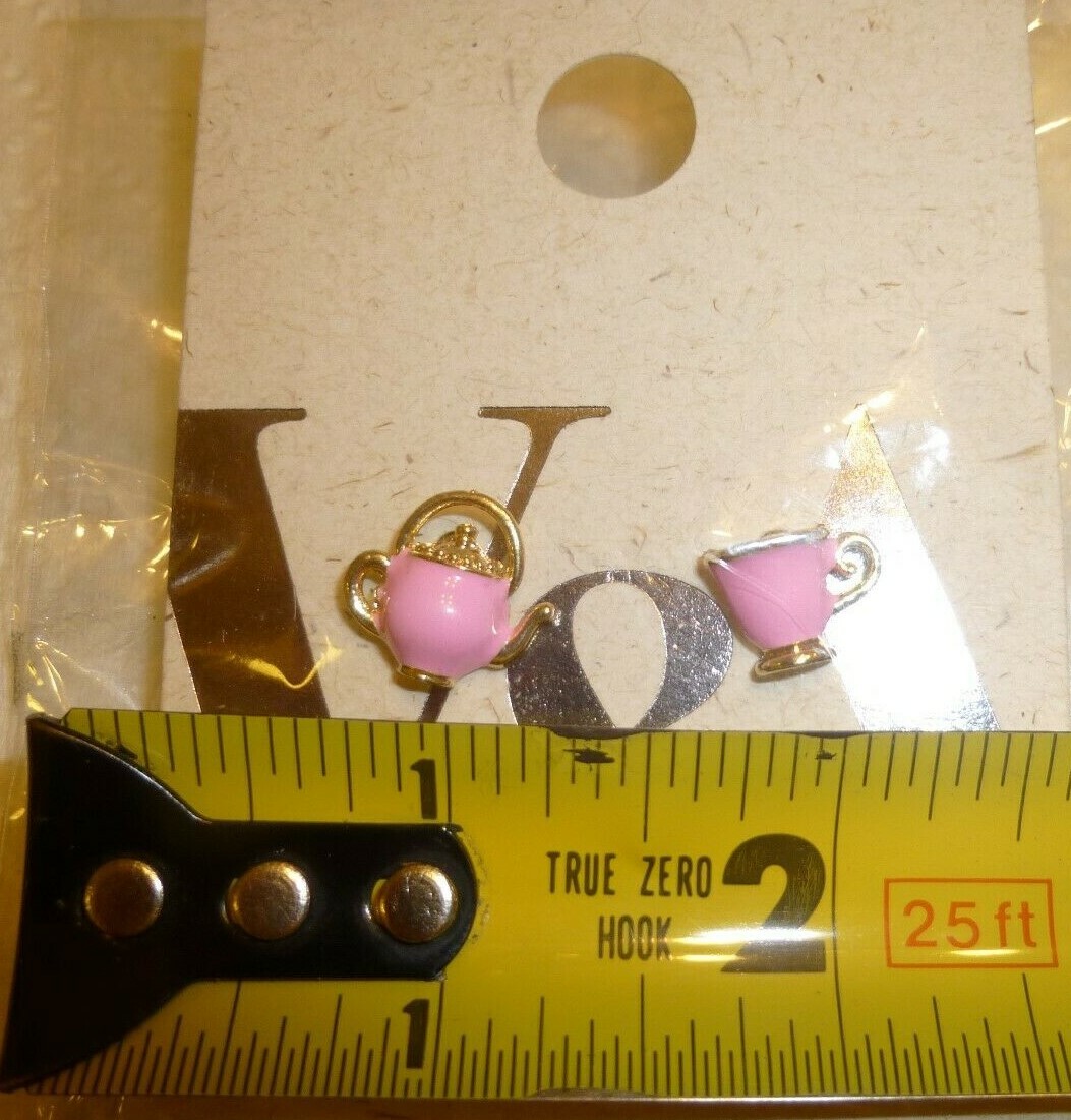 VICTORIA & ALBERT MUSEUM STUDS EARRINGS