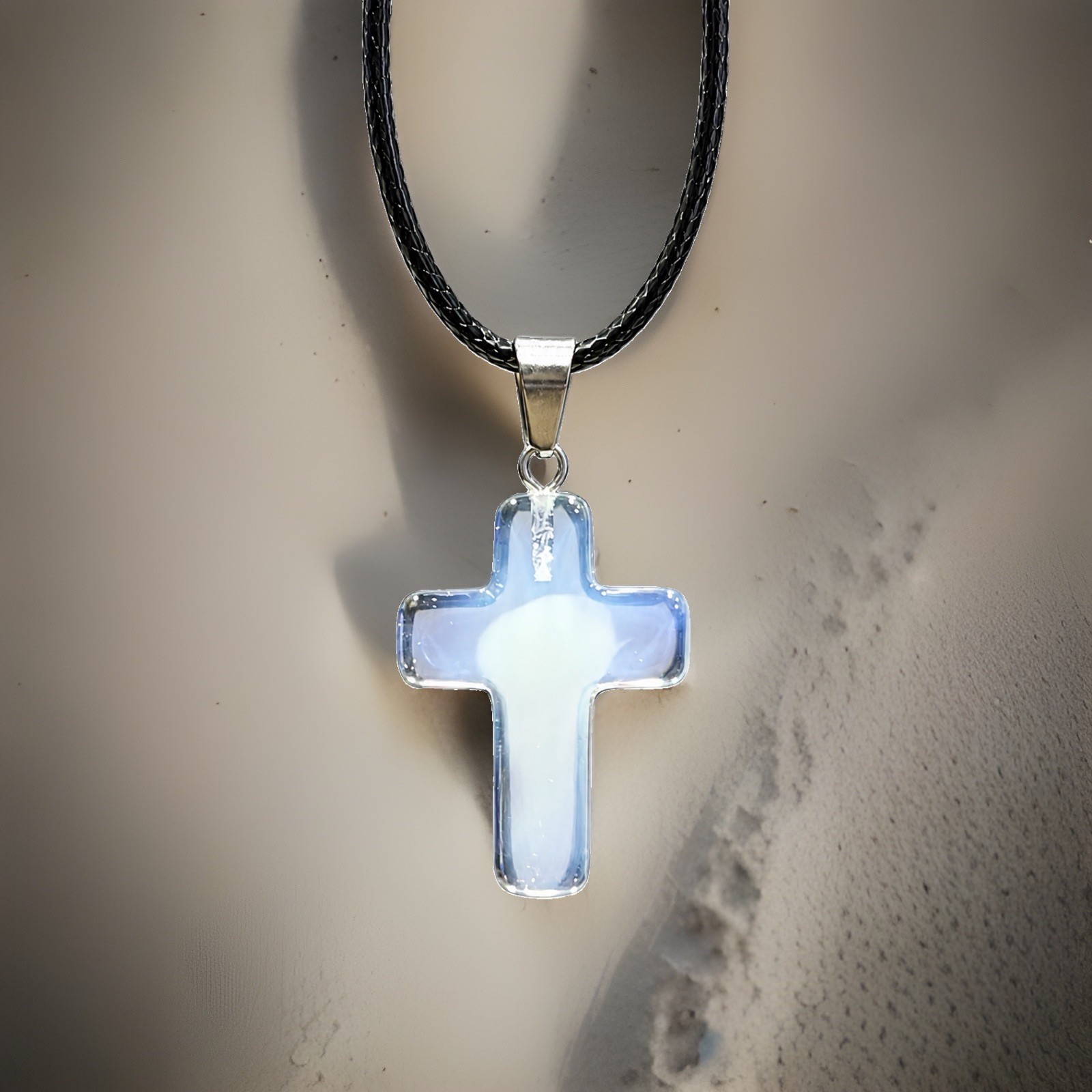Collar Cruz Opalina Energizada por AO Hipnosis