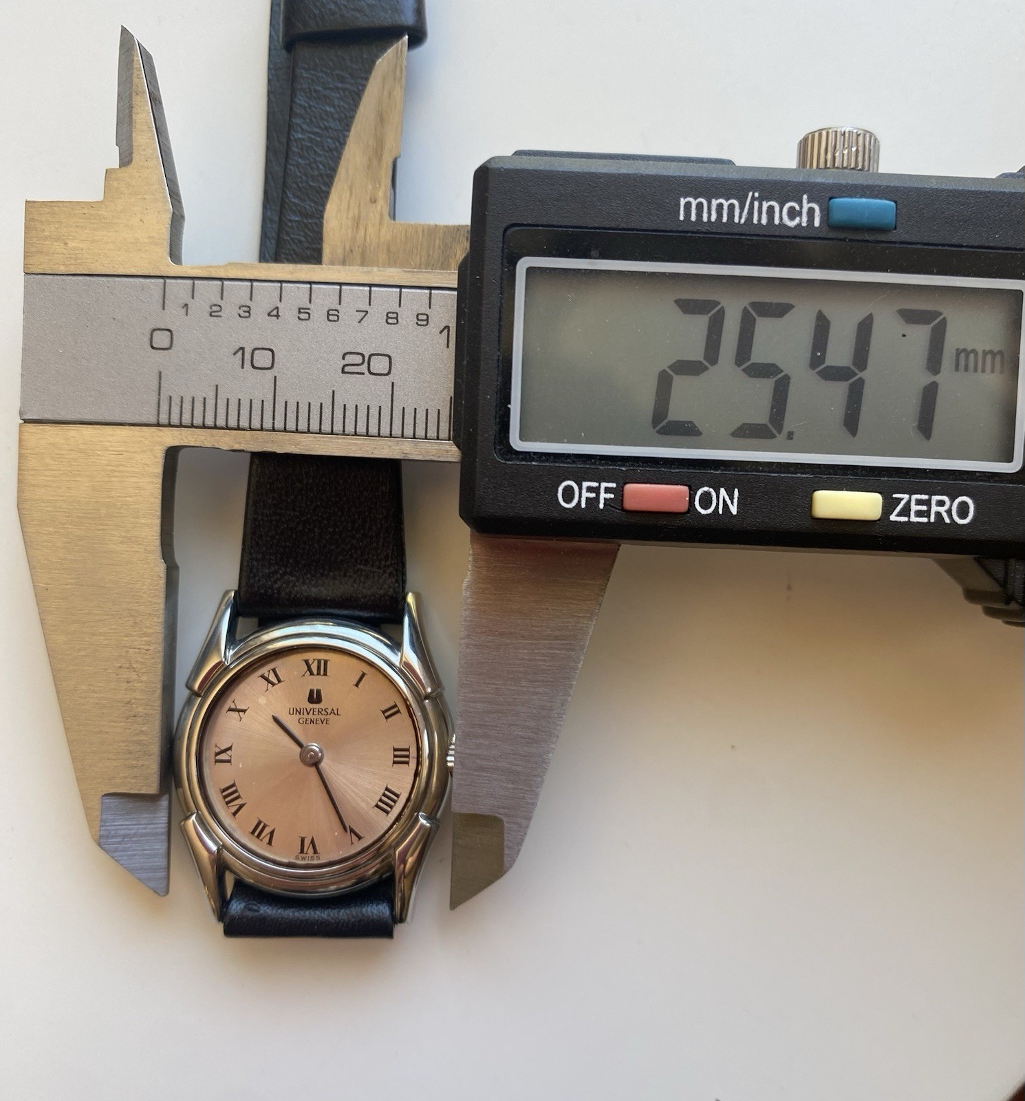 Universal Geneve Ladies 25mm Stainless Steel Bullhorn Case Cal. 1-42 Salmon Dial