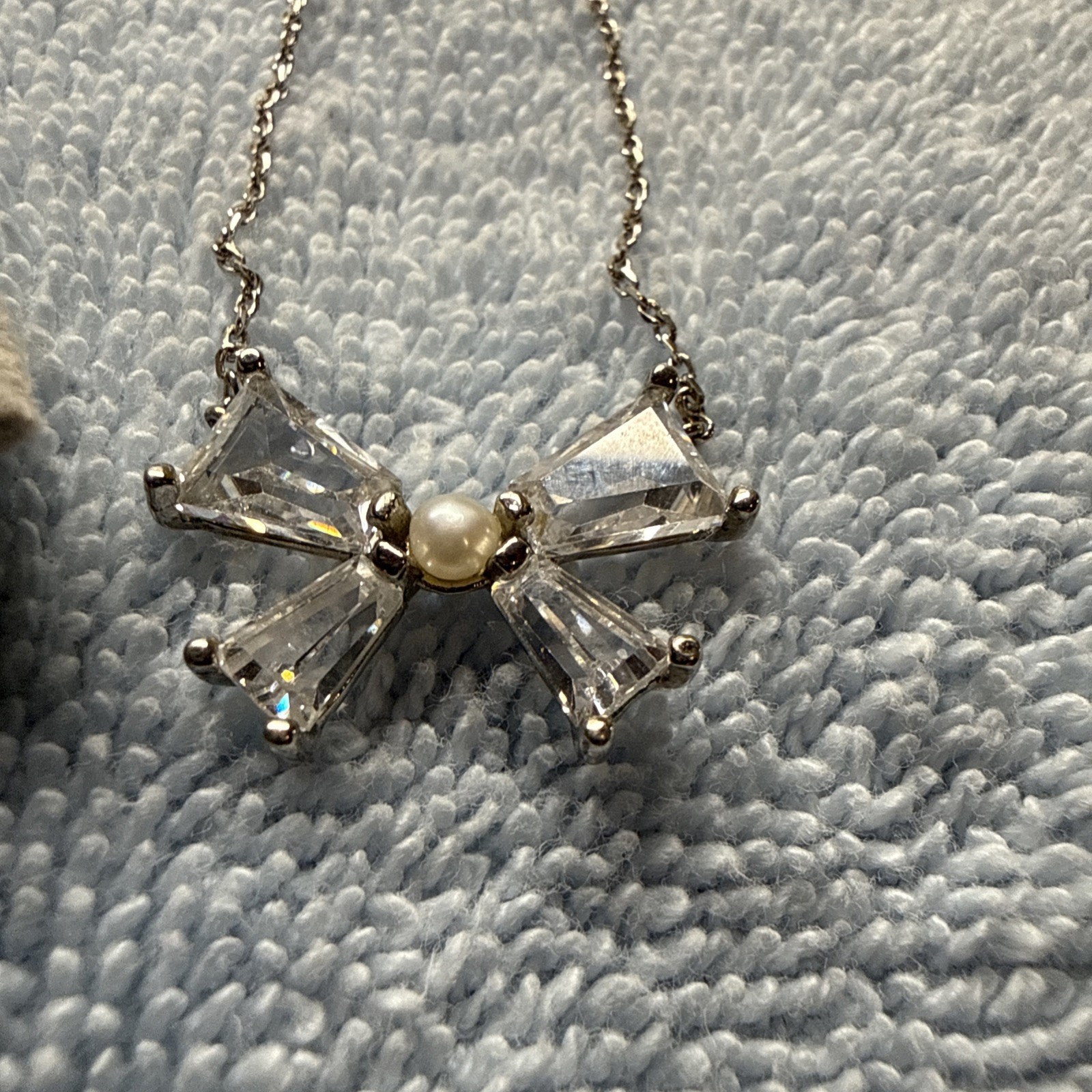 Kendra Scott | Krista – Silver White Mix Bow Pendant Necklace