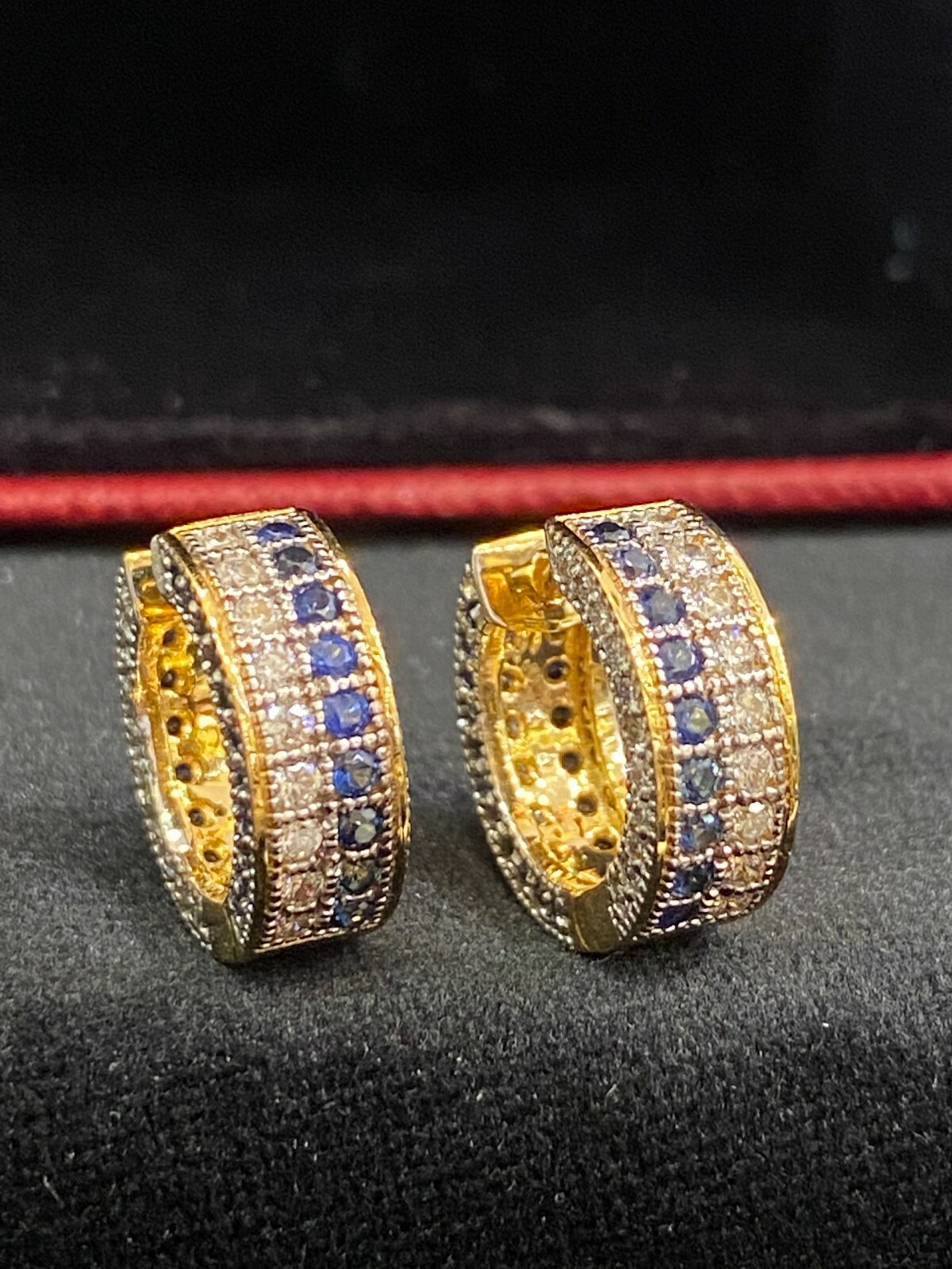 1.90 Cts Round Brilliant Cut Diamonds Sapphire Petite Hoop Earrings In 18K Gold