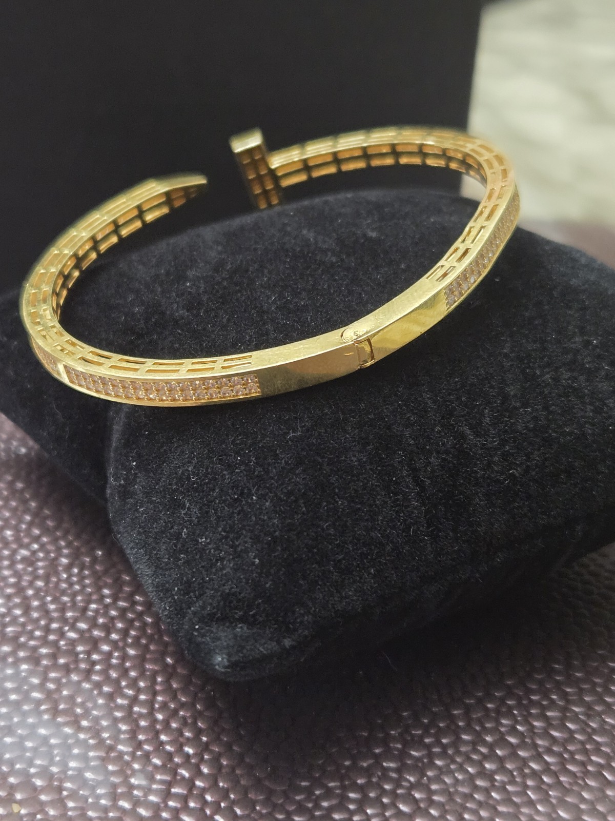 Solid 21K Yellow Gold Nail Bangle – 3ct Natural Diamonds – VS G-H – 14.85g