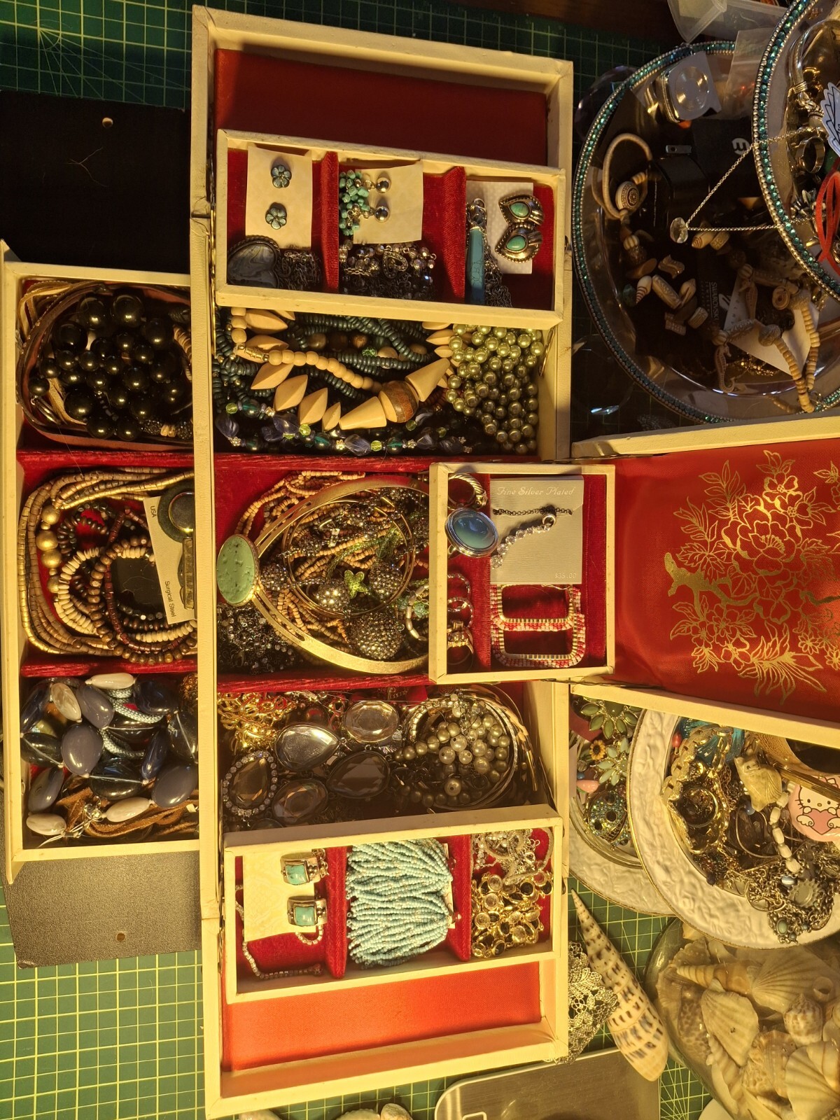 Ivory Kinda-Beat-Up Velvet Lined Jewlery Box(Full)