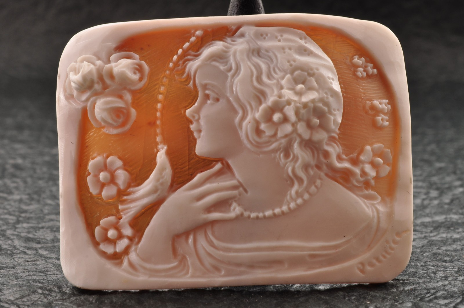 (For abdul-9668) Vintage square shell cameo “Girl and little bird” (57.5ct)