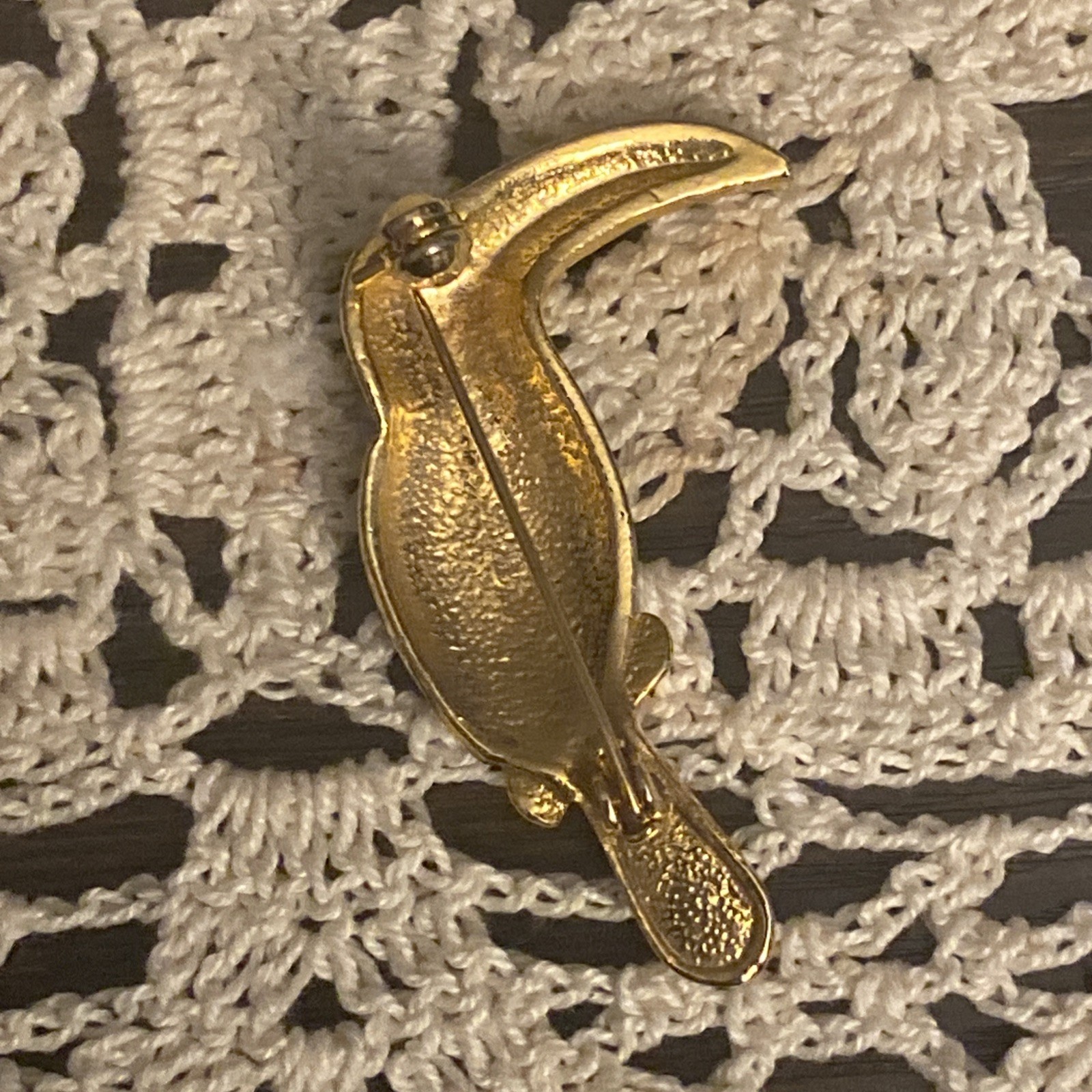 Vtg Gold Tone Metal and Enamel Rhinestone Eye Toucan Tropical Bird Brooch Pin