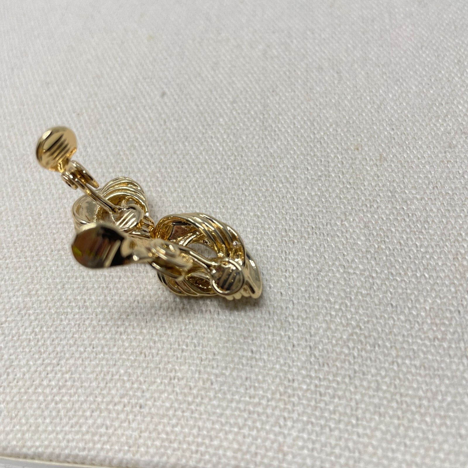 The Jewelry Group TJG Signed Gold Tone Knotted Clip On Statement Earrings Marked