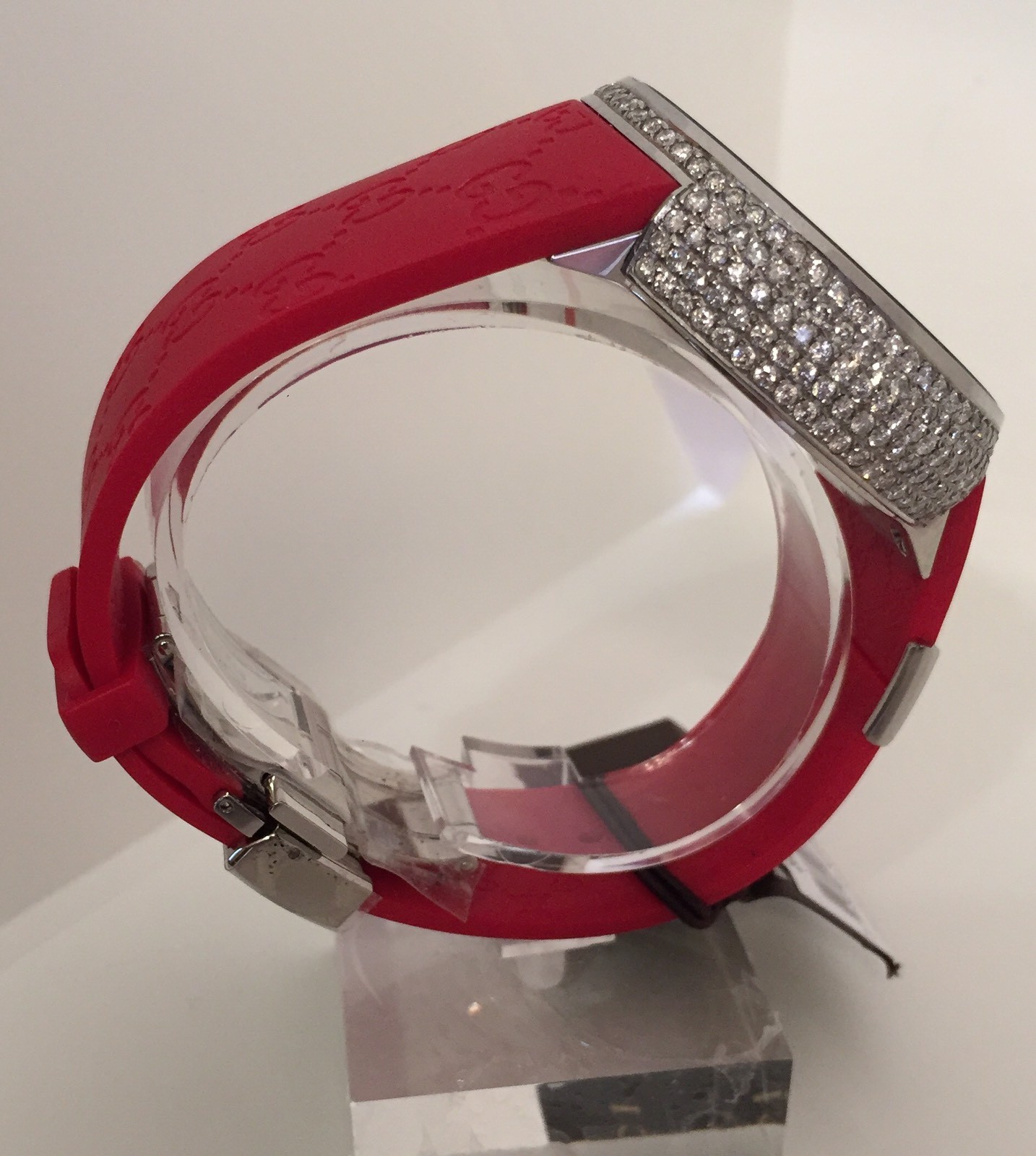 New Men’s Gucci YA114212 Red 3.30ct.aprx.real Diamond Multiple Time Zone watch