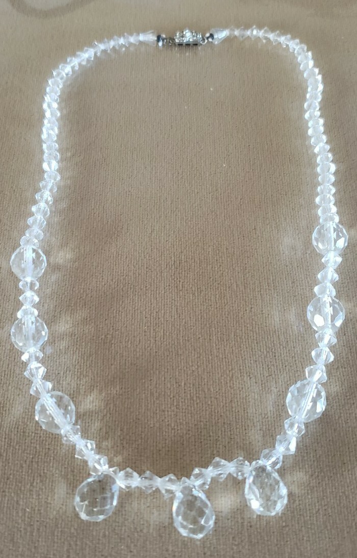 VINTAGE 17 1/2″ CLEAR FACETED CRYSTAL DROP NECKLACE, RHINESTONE CLASP