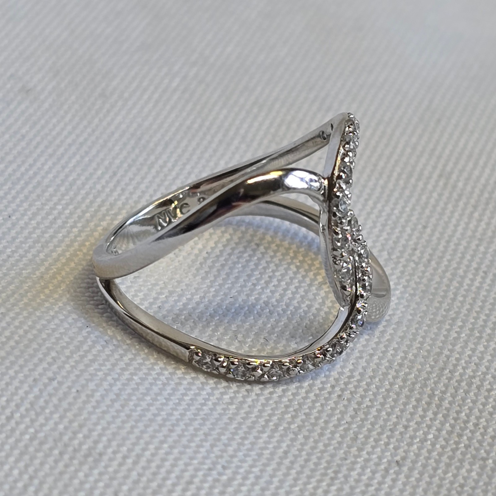 Sterling Silver Ring 3.17g Fine Jewelry Size 8 Band Clear Stones *READ*
