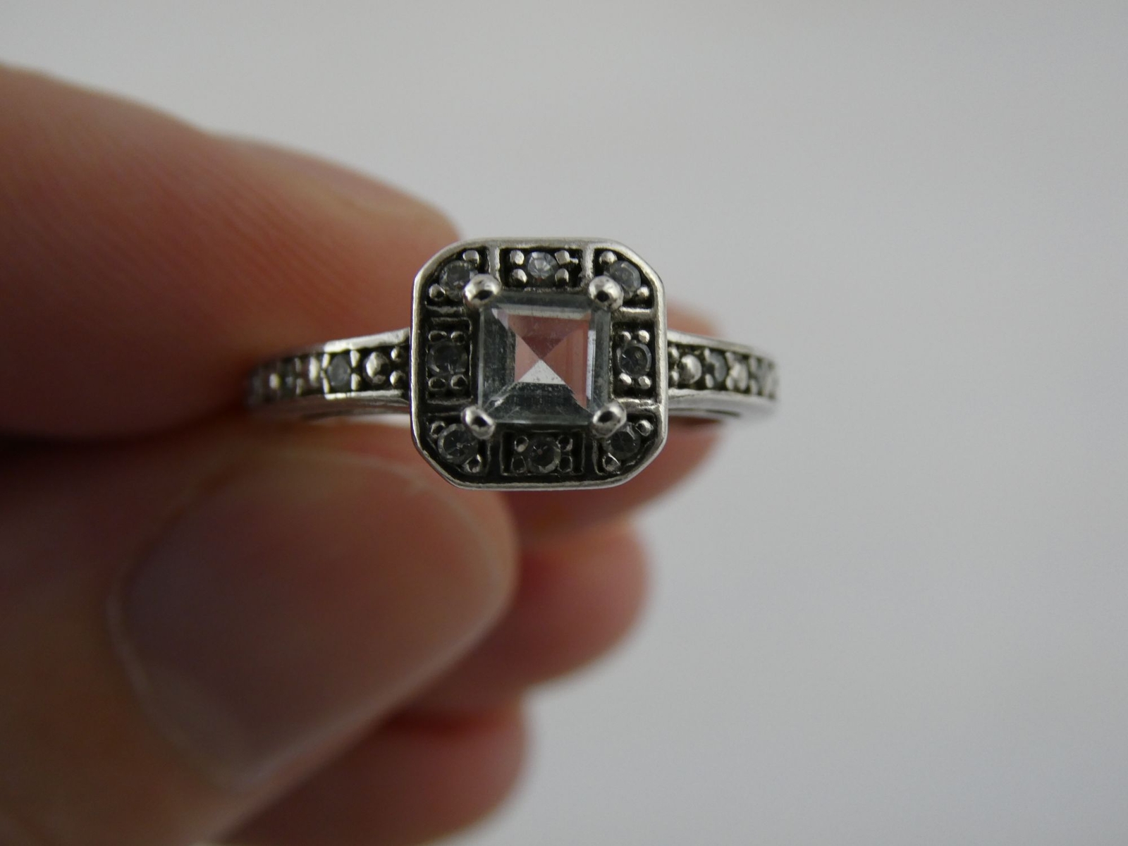 AVON Sterling Silver Aquamarine and Crystal Halo Setting Ring 3.2 Grams Size 7