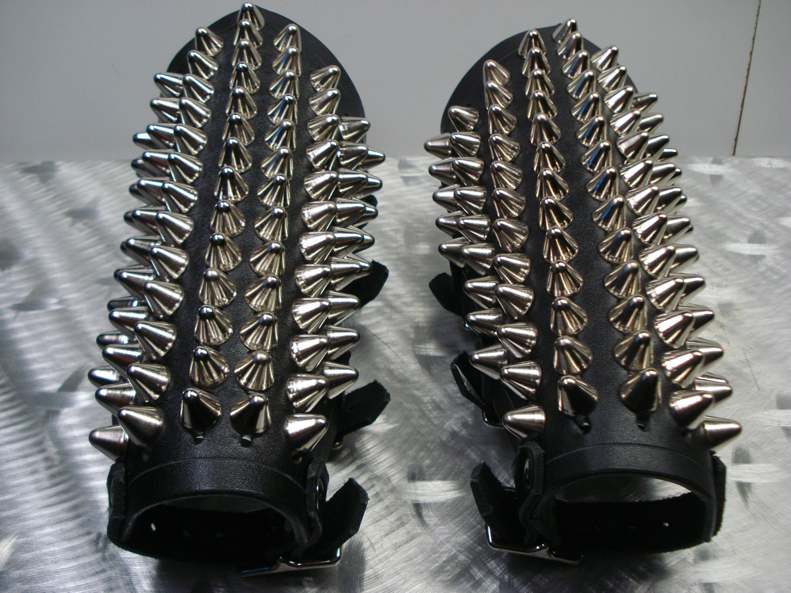 LEATHER UNISEX CONE STUDS GAUNTLETS.THRAS METAL… (MDLUG0312)….MANTAS’S