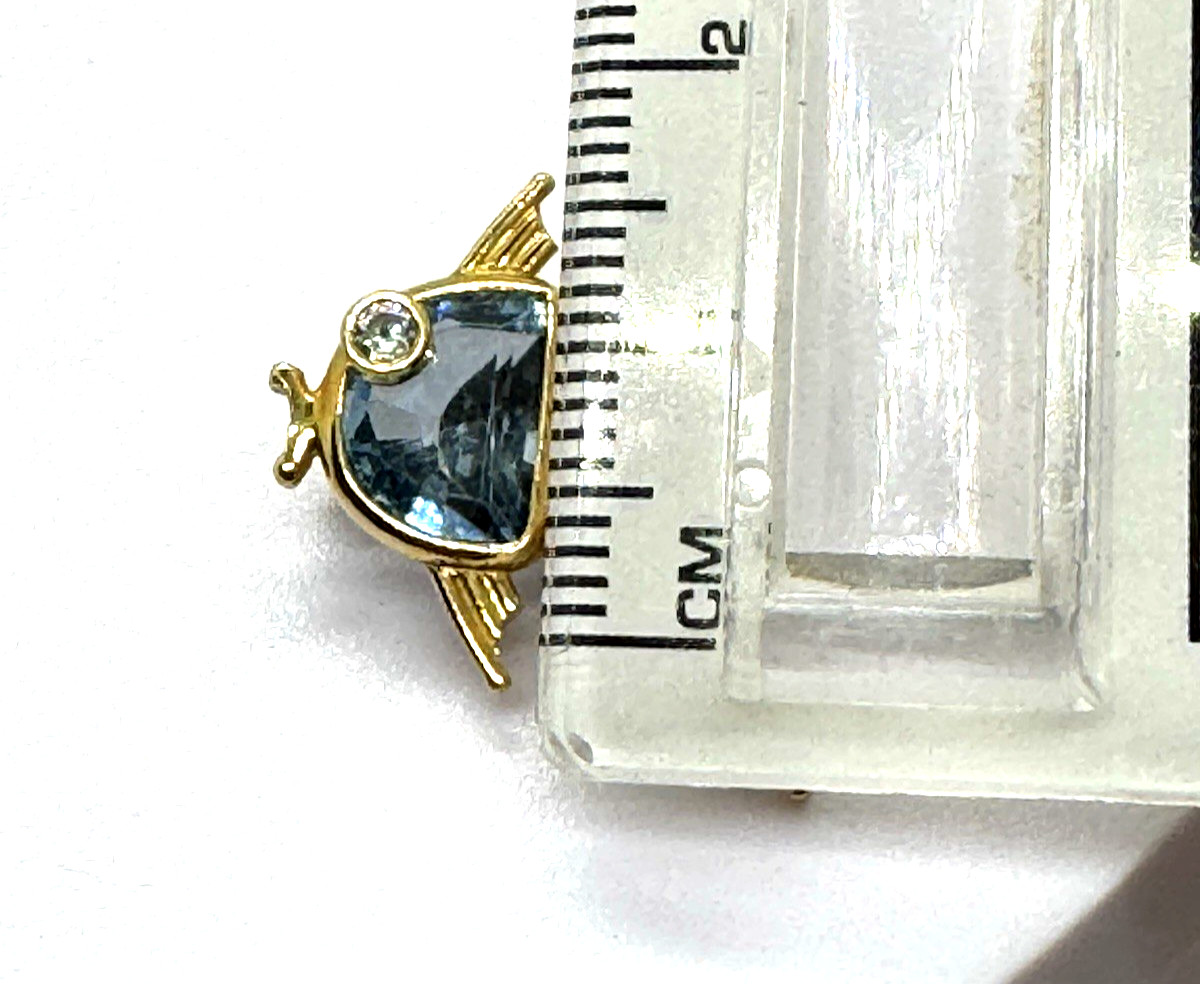 18k Le Gi Blue Topaz Fish Pin C Clasp little brooch with character 2.4 grams