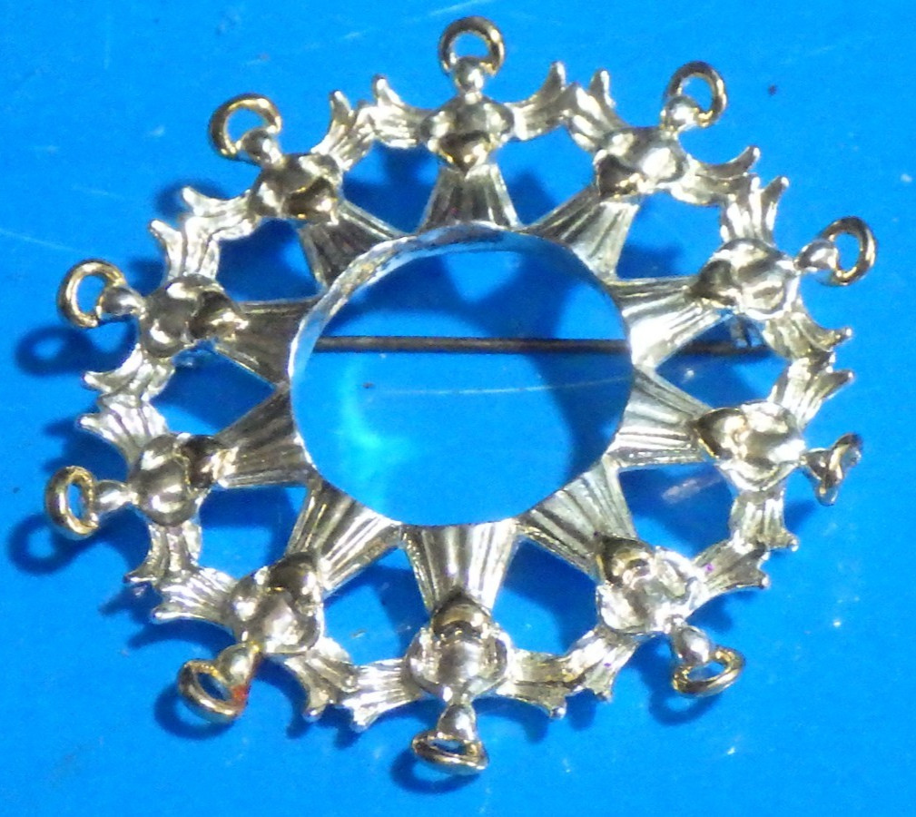 Angels of Harmony circle pin brooch scarf hat 1 7/8″ silver gold tone Avon NR