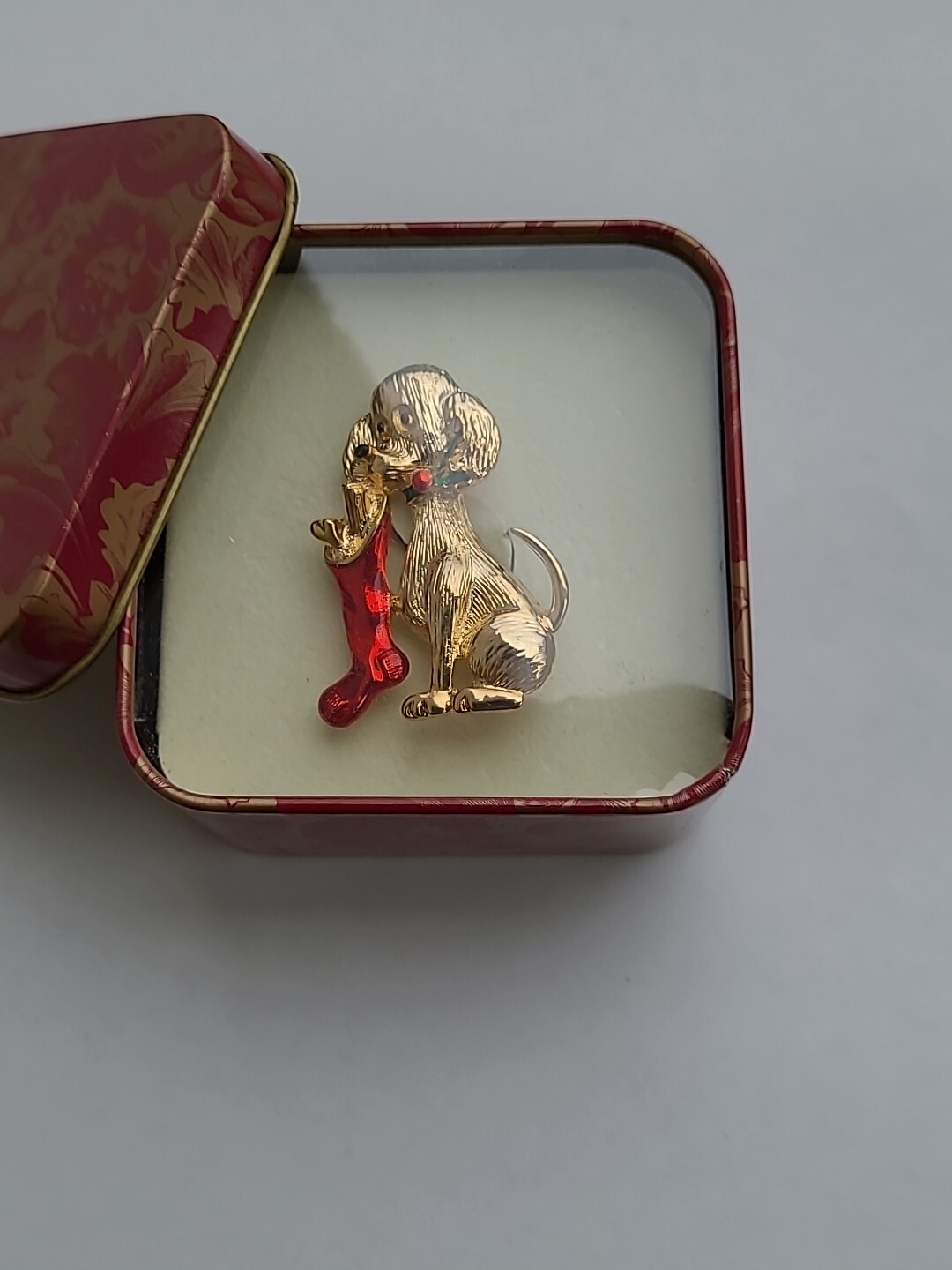 NEW Vtg Gerry’s Christmas Puppy Hound Dog Stocking Gold Tone Textured Pin Brooch