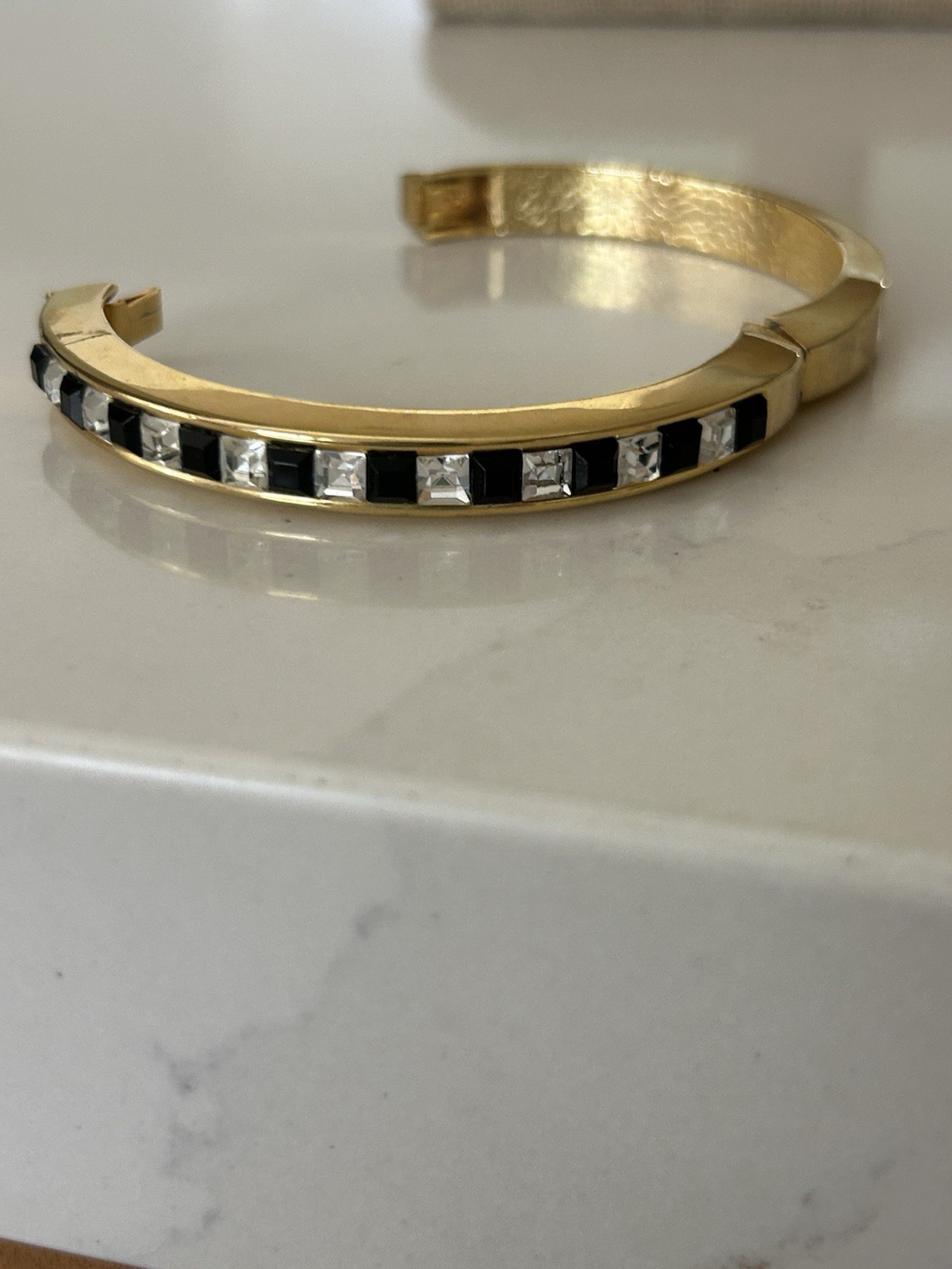 GOLD TONE BLACK & CLEAR RHINESTONE HINGED BANGLE BRACELET 6.5″ PRISTINE