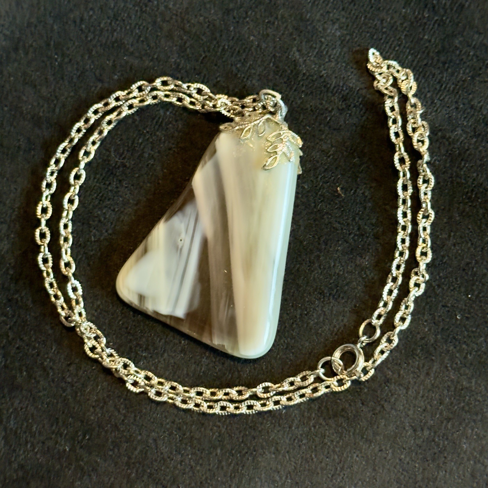Natural Banded Agate Pendant Necklace 18” Freeform Artisan Silver Tone Leaf Cap