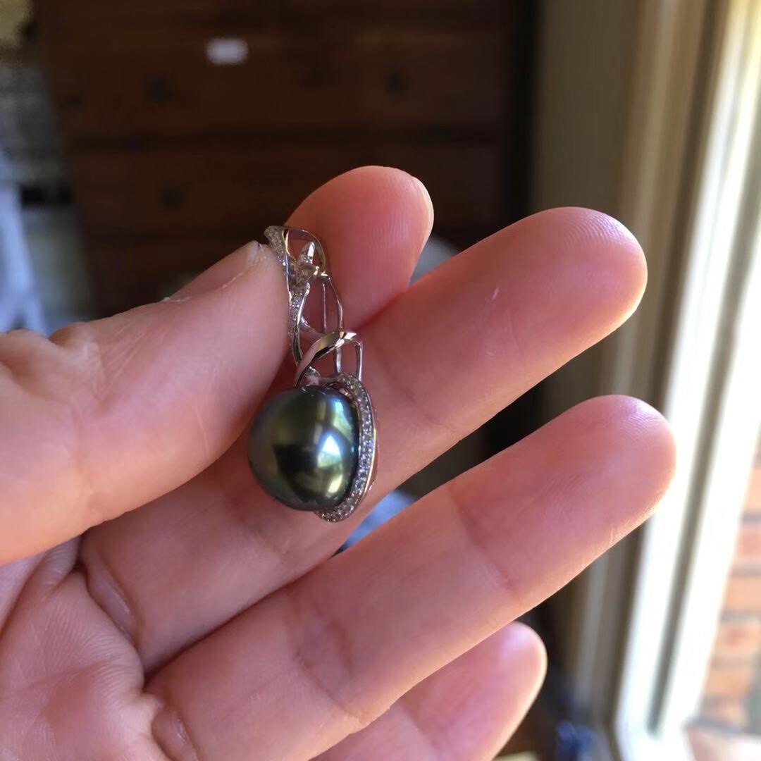 11.1mm Top Luster Peacock Black Tahitian Pearl 0.185cts Diamond 18k Gold Pendant