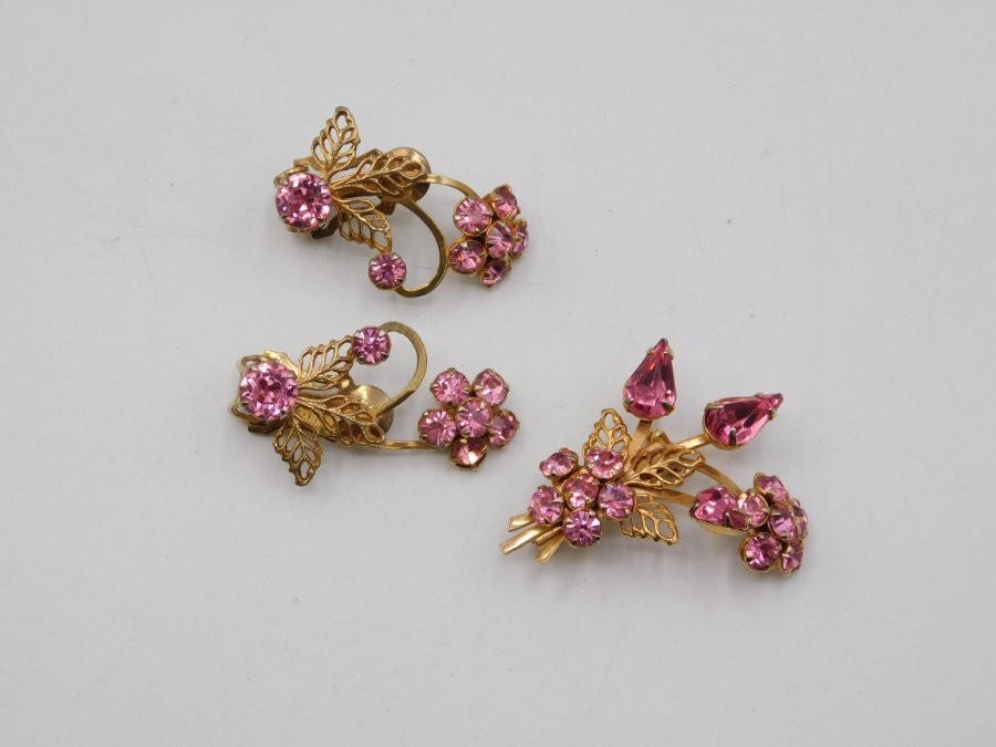 A336-VINTAGE CLIP EARRINGS/PIN~GOLD TONE/PINK STONES~FLORAL~NICE!