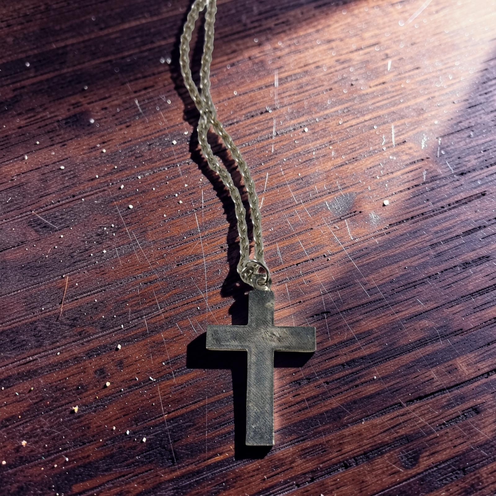 Vintage 10″L Chain Link Necklace W/Swirl Design Cross