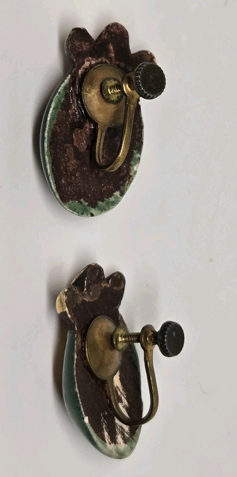 VINTAGE CERAMIC & ENAMEL HAND PAINTED SCREW BACK EARRINGS GREEN WITH GOLD TONE