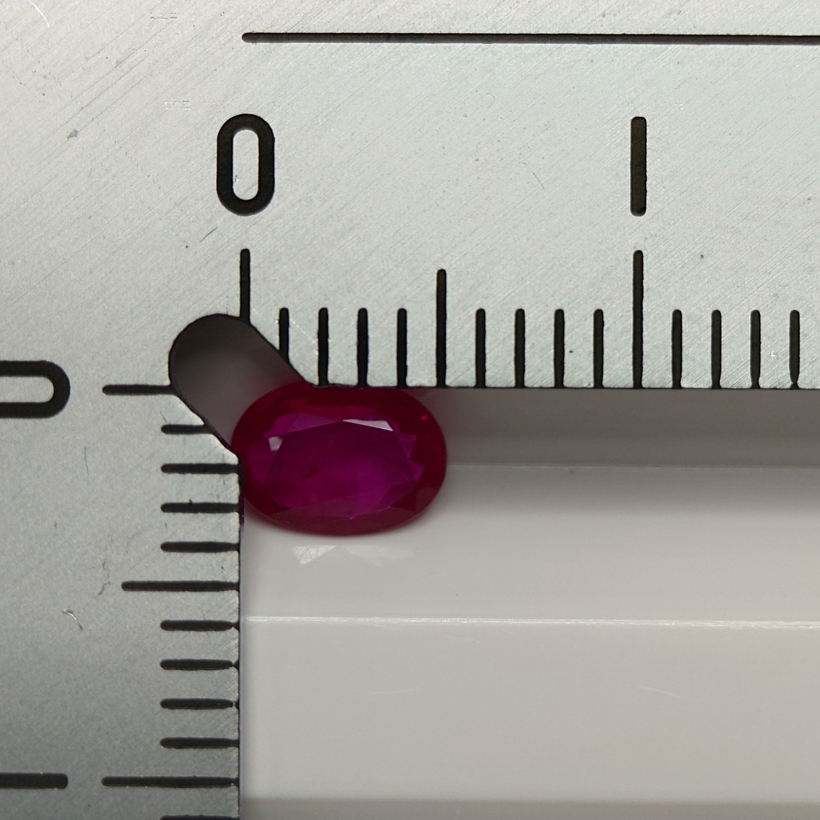 Natural Ruby 0.46 ct, approx. 5.5 mm x 4.0 mm x 1.7 mm, Jewelry Remover r0006