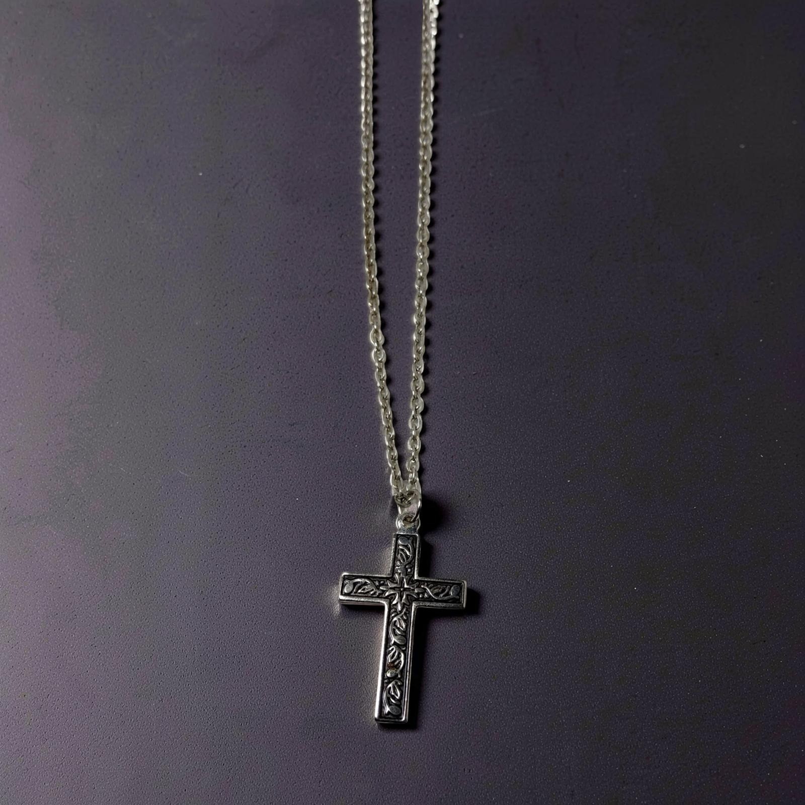 Vintage 10″L Chain Link Necklace W/Swirl Design Cross